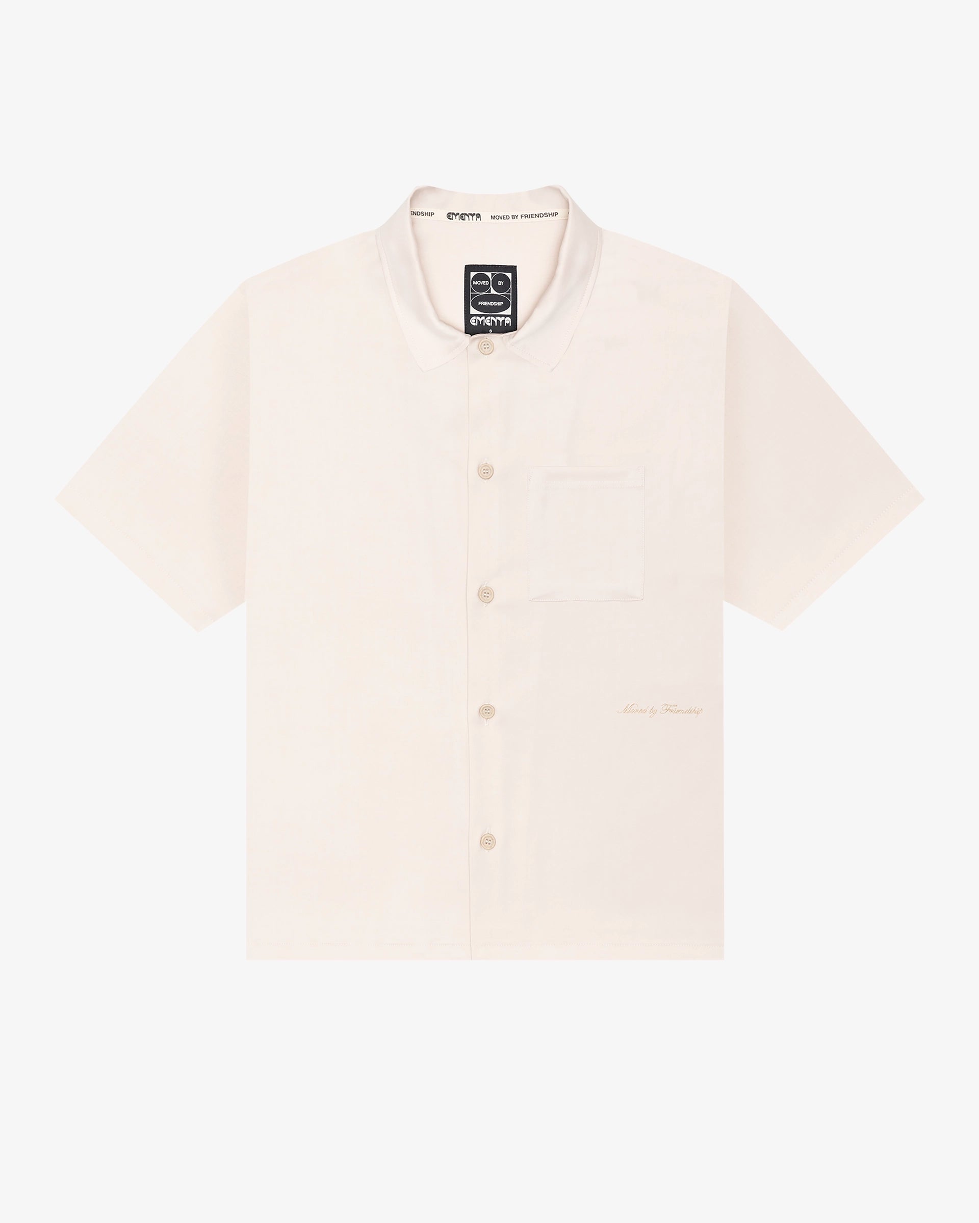 Short sleeve shirt developed with a tailored-inspired construction
Smooth midweight fabric with a soft drape and structured surface
Relaxed straight fit designed for everyday wear
Button closure with chest pocket and tonal “Moved by Friendship” embroidery
Off white tone with matching buttons and stitching
Made in Portugal