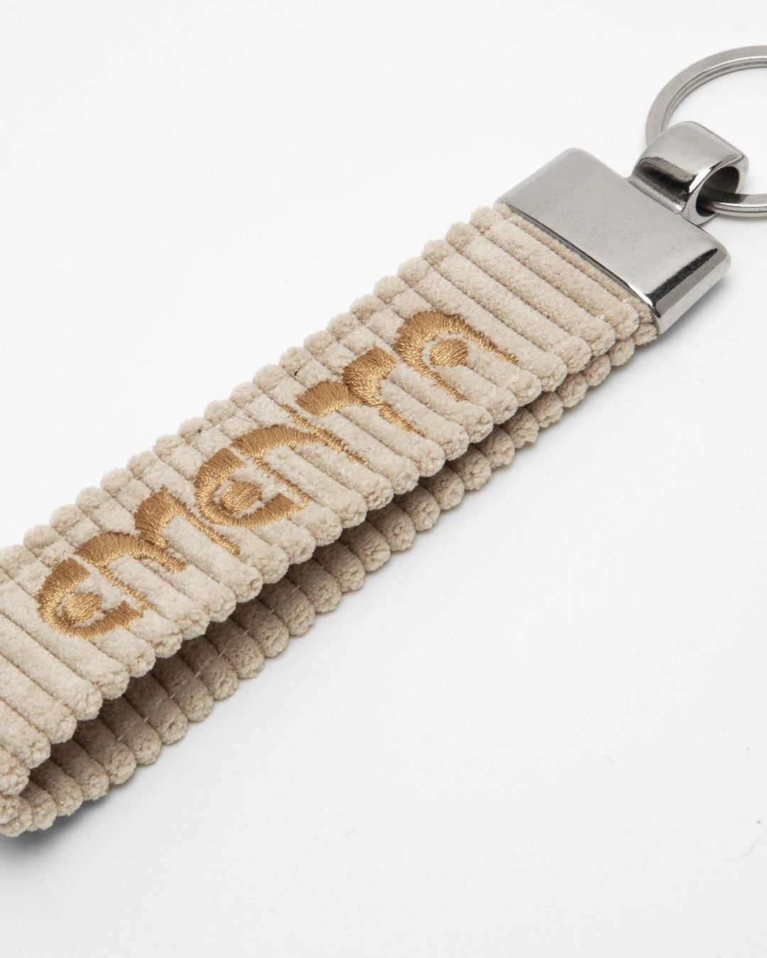 A corduroy keychain with the Ementa Dots logo in a metal finish.
Comes with a sturdy key ring.
Simple, durable, and easy to carry.
The corduroy band measures 10,5cm in width and 2,5cm in length.