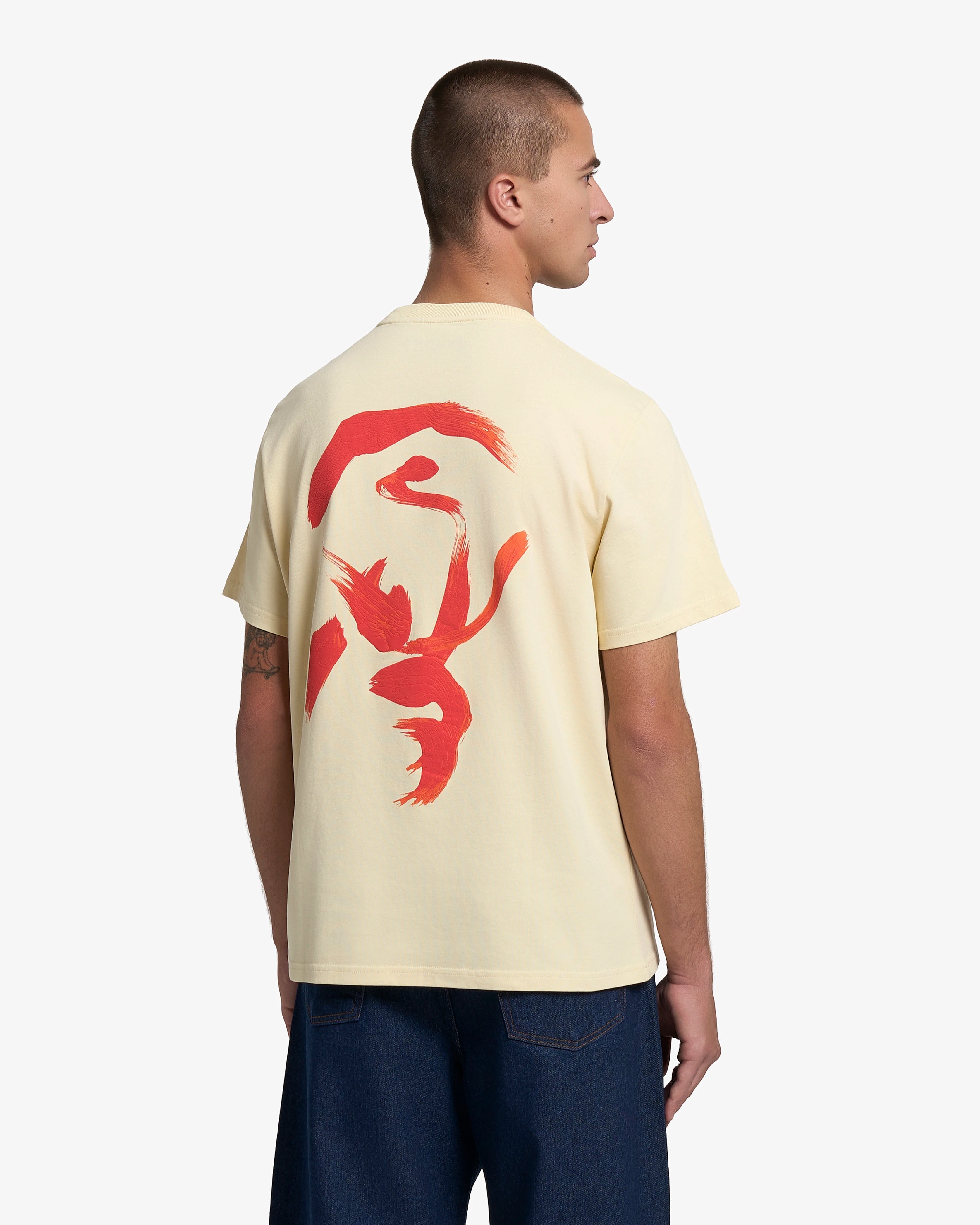 Artist edition featuring a hand-drawn design on the back, originally created on canvas
Short sleeve t-shirt designed for everyday wear
Heavyweight 250 gsm 100% cotton jersey with a structured feel
Regular unisex fit
Beige base colour with red graphic print on front and back
Made in Portugal