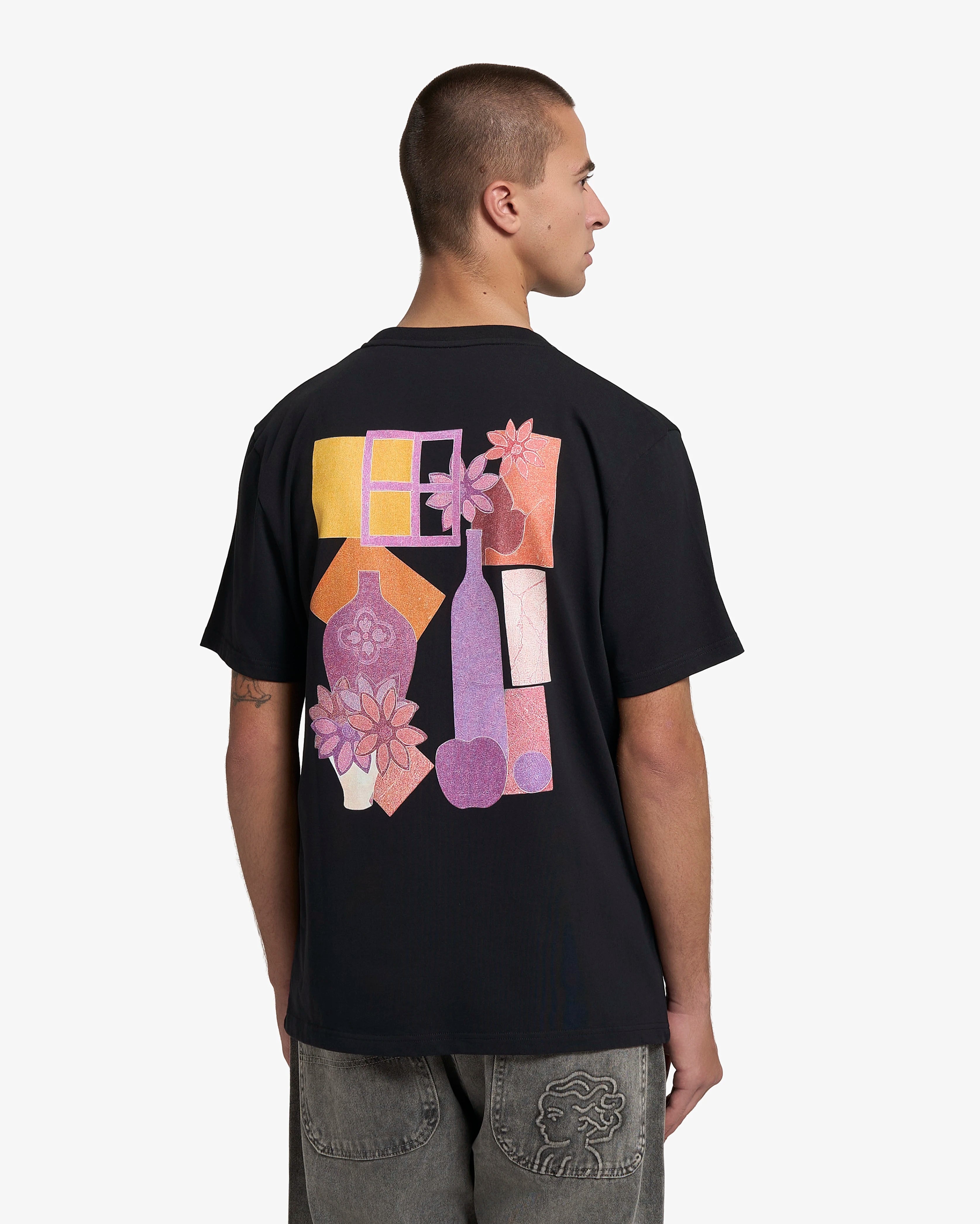 Ementa Artist Edition T-Shirt
Artwork originally painted on canvas and later adapted for textile print
Exclusive back print featuring a vivid still-life composition
Black color
100% cotton (220gsm)
Regular fit
Unisex
Made in Portugal