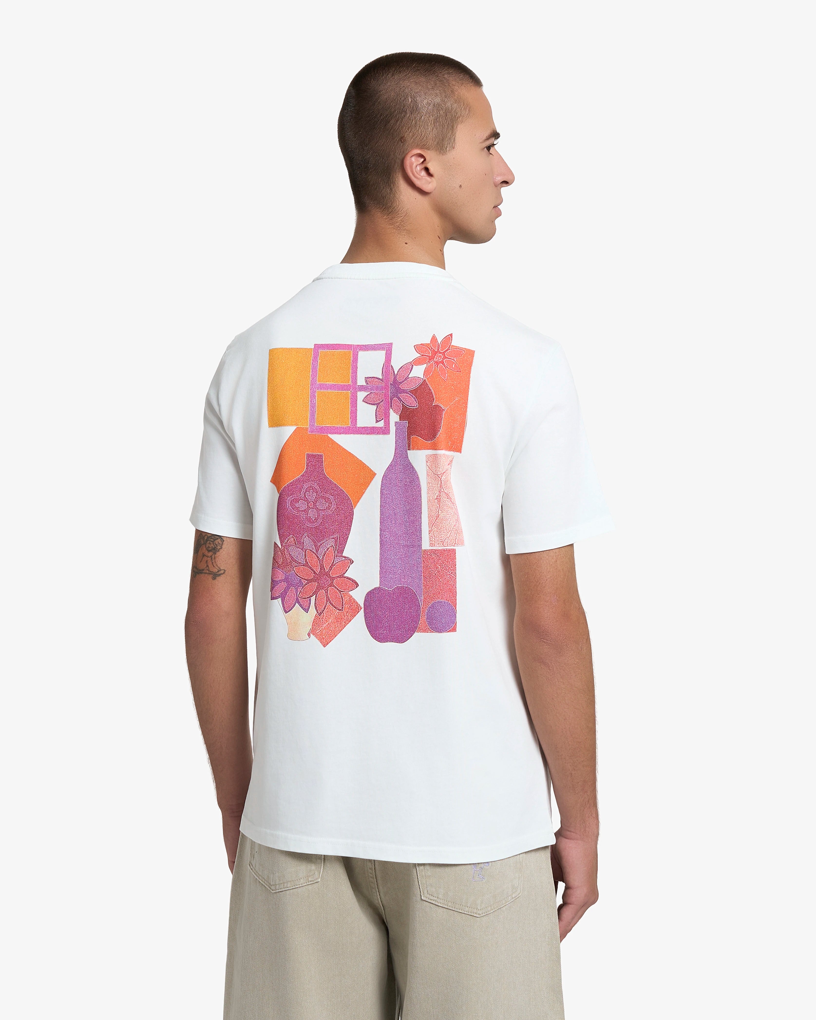 Ementa Artist Edition T-Shirt
Artwork originally painted on canvas and later adapted for textile print
Exclusive back print featuring a vivid still-life composition
Light blue "ementa" embroidery on the front
100% cotton (220gsm)
Regular fit
Unisex
Made in Portugal