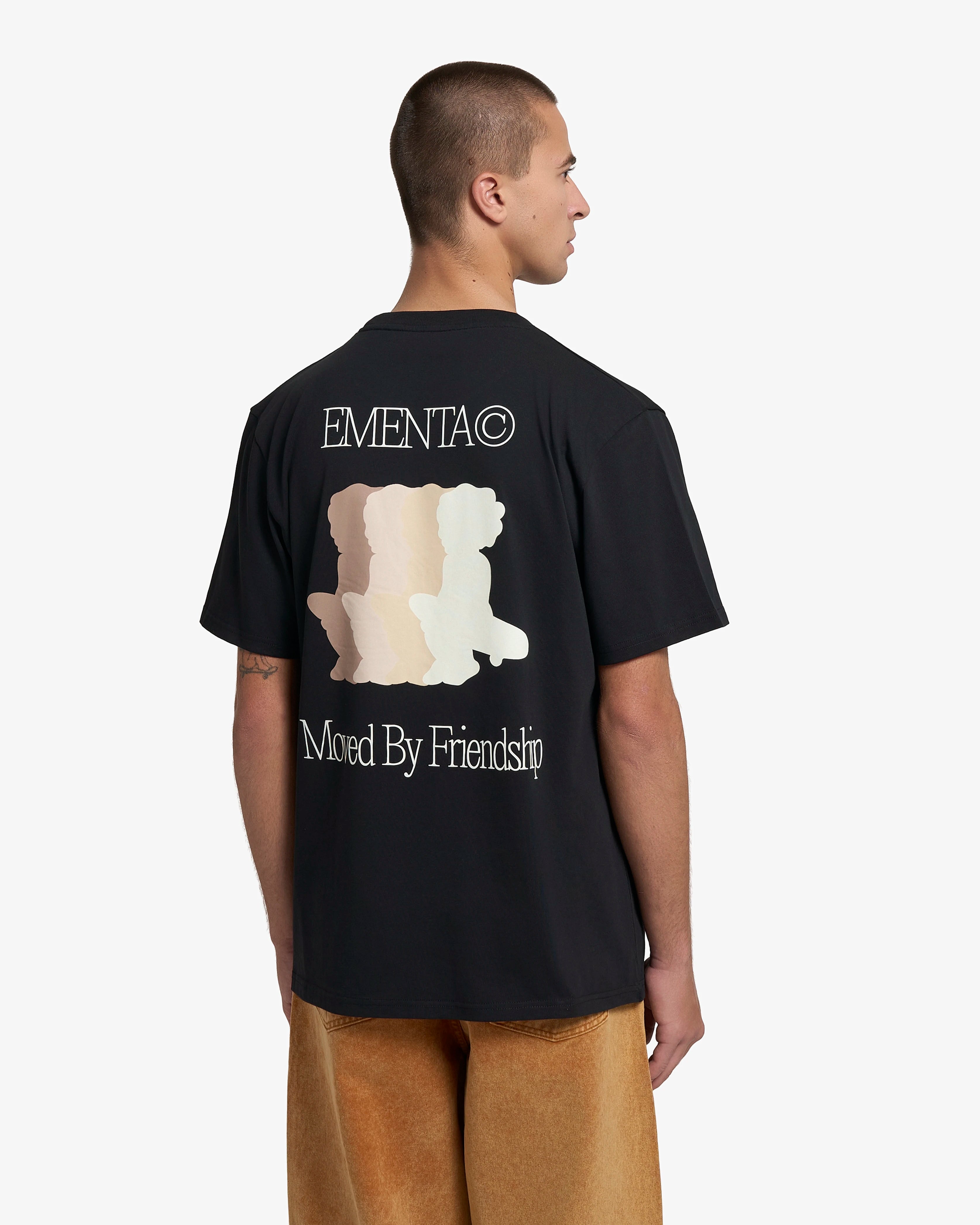 100% Cotton (220gsm)
Heavyweight cotton fabric with soft hand-feel
Boxy, relaxed fit with dropped shoulders
Ribbed crewneck collar
Screen-printed graphic on front and back
Artwork celebrates friendship and unity
"EMENTA© Moved By Friendship" motto on front and back
Double-stitched hems for durability
Made in Portugal