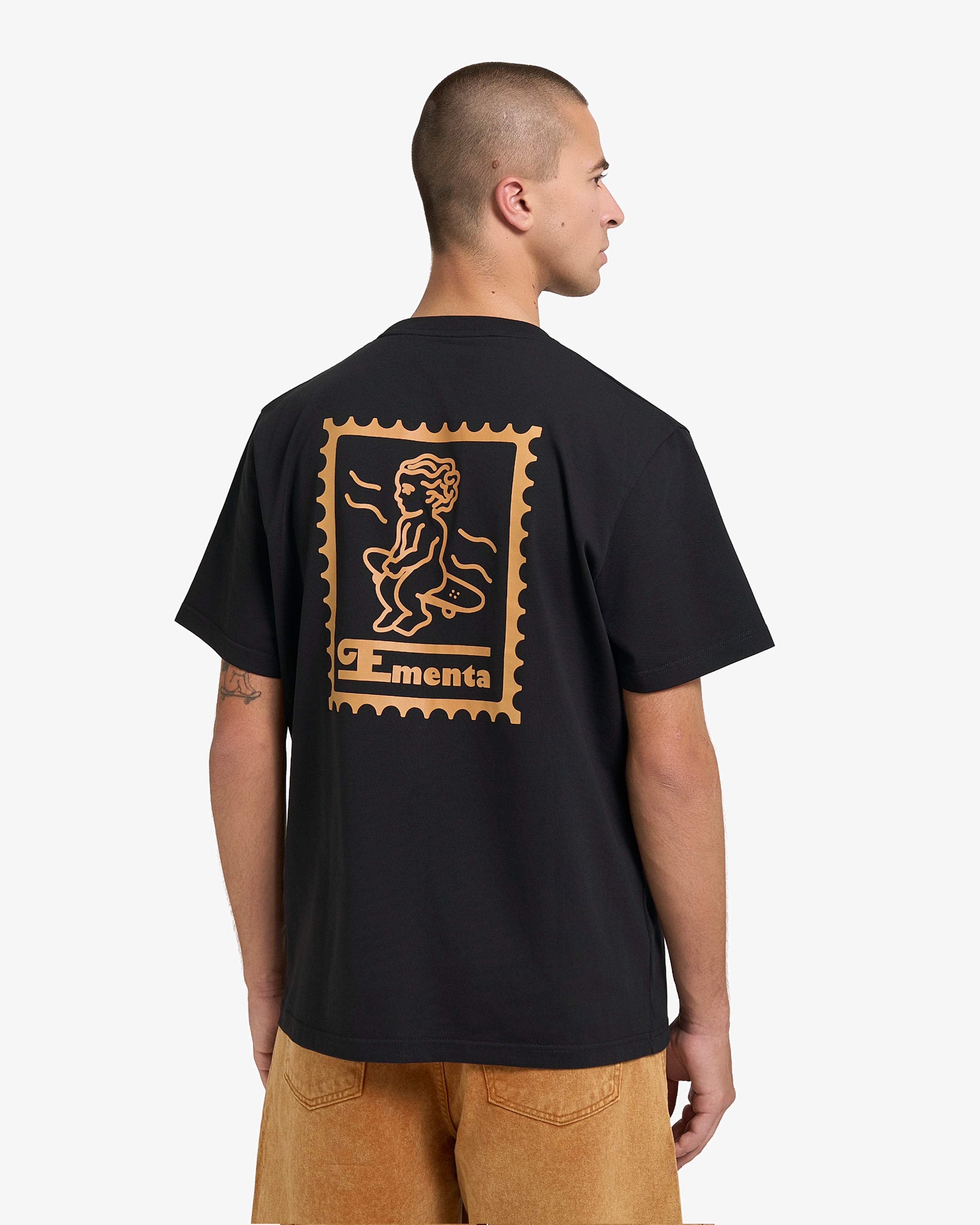 Mid-weight 100% cotton t-shirt (220 gsm)
Small front logo and bold back Ikon Stamp graphic
Ribbed crewneck for structure and comfort
Soft hand-feel with durable construction
Black/Gold colorway
Built for everyday wear
Unisex fit
Made in Portugal