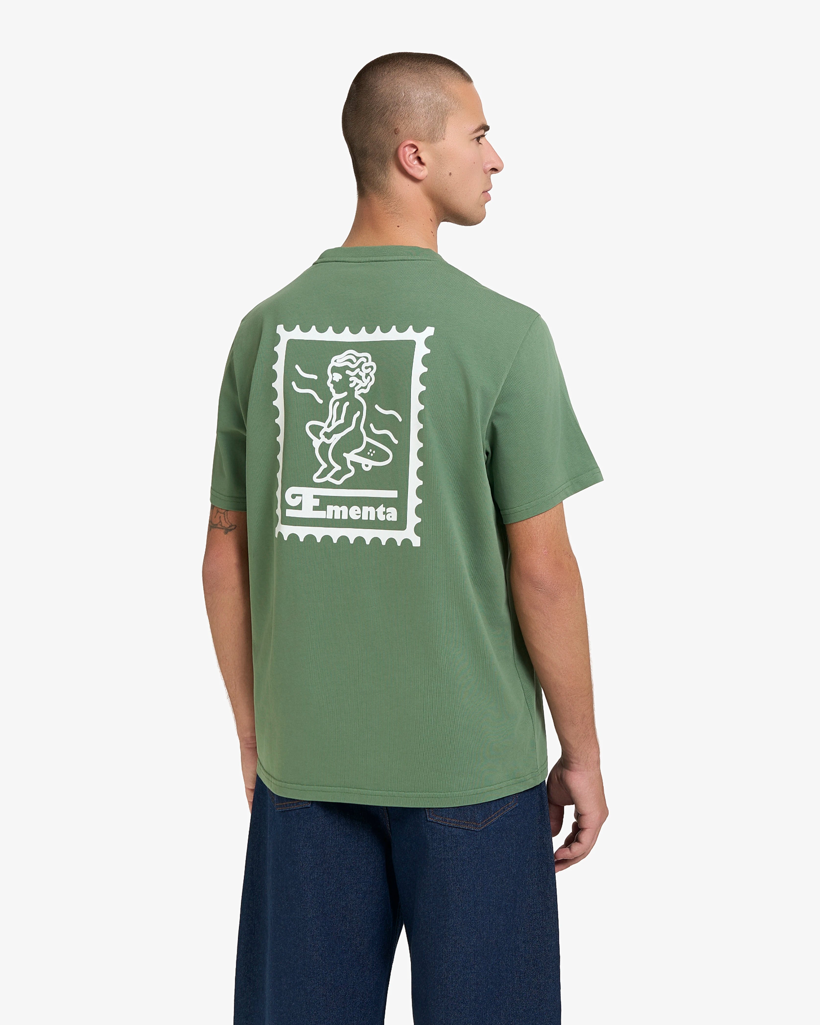 Mid-weight 100% cotton t-shirt (220 gsm)
Small front logo and bold back Ikon Stamp graphic
Ribbed crewneck for structure and comfort
Soft hand-feel with durable construction
Green colorway
Built for everyday wear
Unisex fit
Made in Portugal
Model is 1,75m tall and is wearing size M 