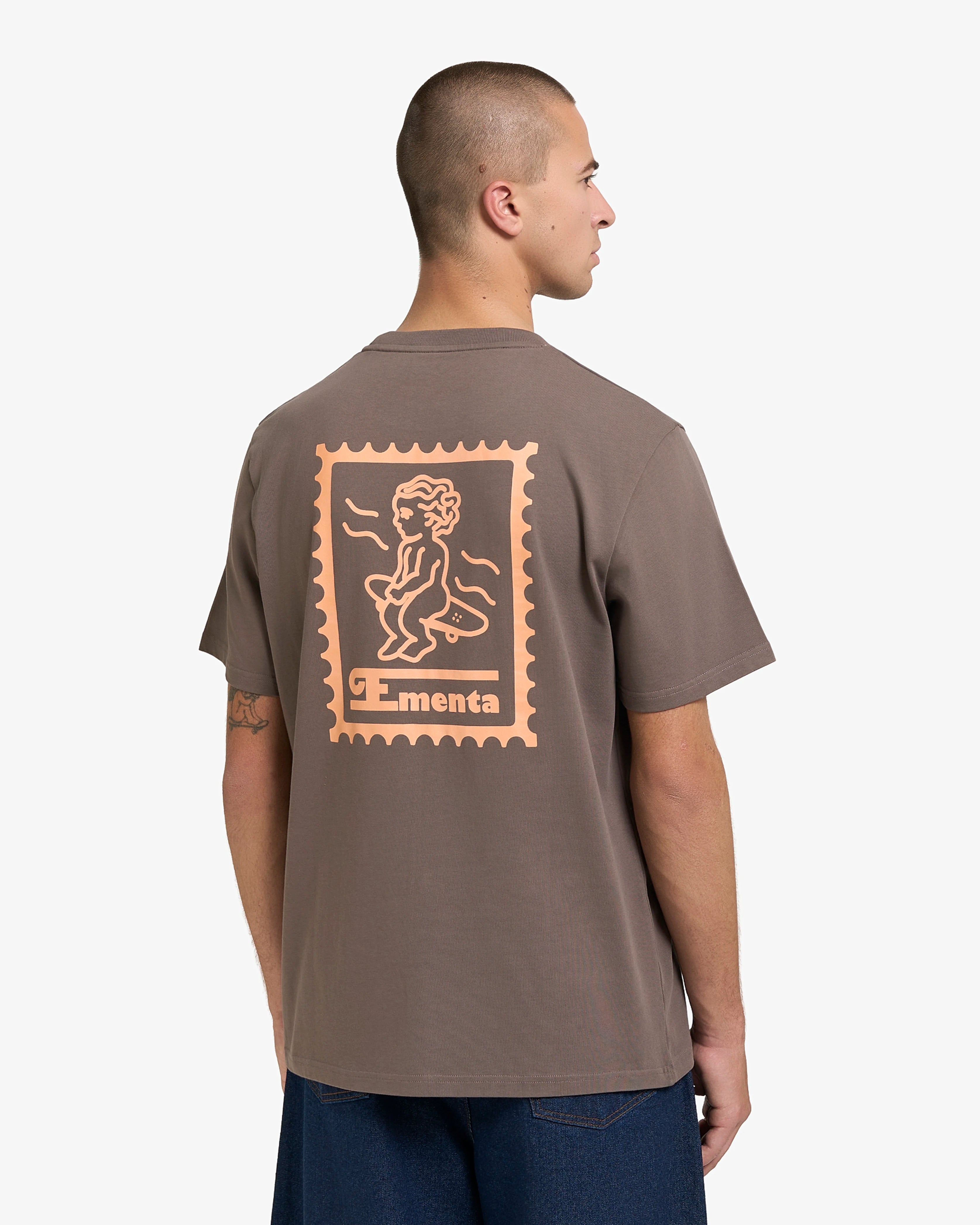 Mid-weight 100% cotton t-shirt (220 gsm)
Small front logo and bold back Ikon Stamp graphic
Ribbed crewneck for structure and comfort
Soft hand-feel with durable construction
Moka colorway
Built for everyday wear
Unisex fit
Made in Portugal