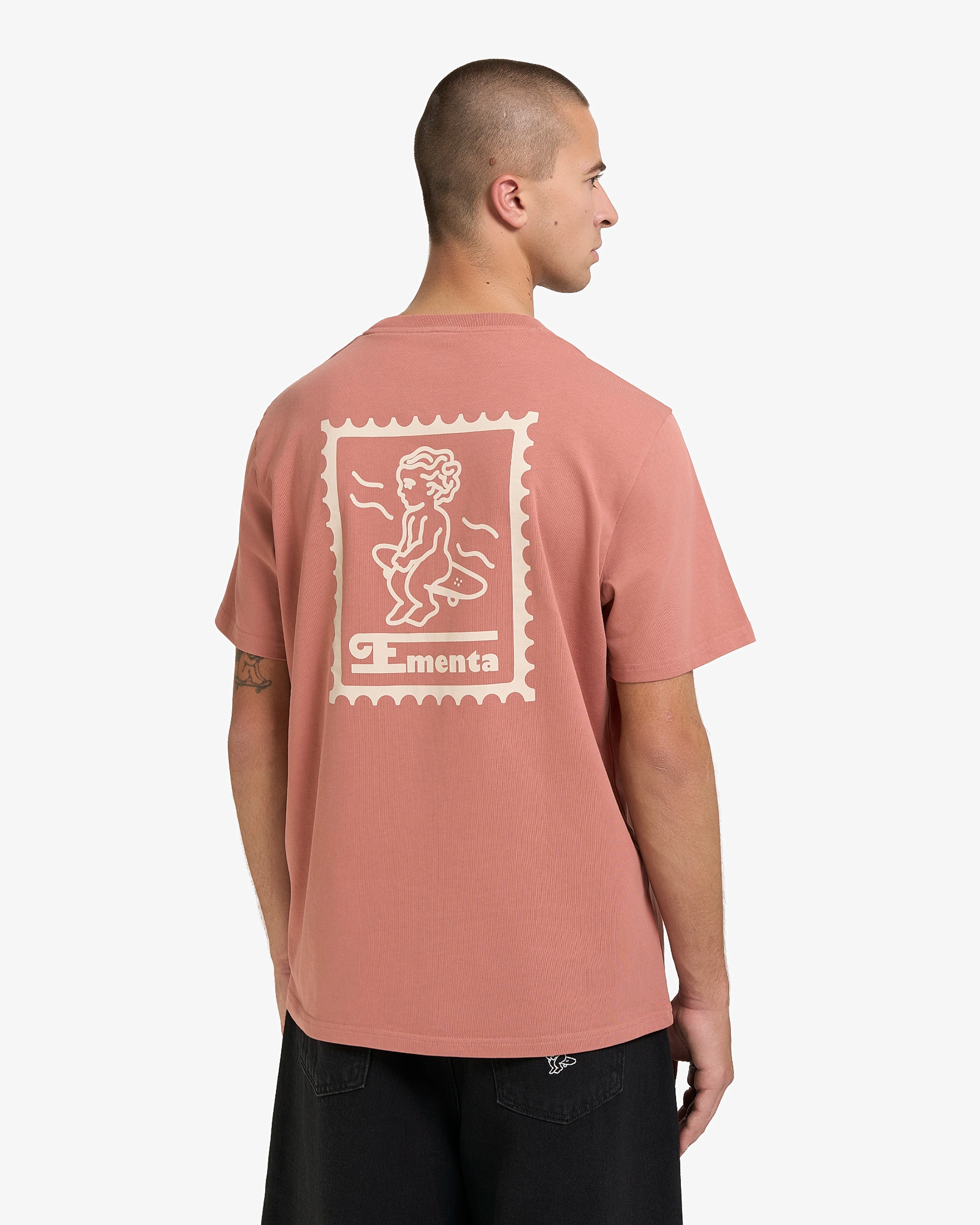Mid-weight 100% cotton t-shirt (220 gsm)
Small front logo and bold back Ikon Stamp graphic
Ribbed crewneck for structure and comfort
Soft hand-feel with durable construction
Rosewood color with white colored details
Built for everyday wear
Unisex fit
Made in Portugal