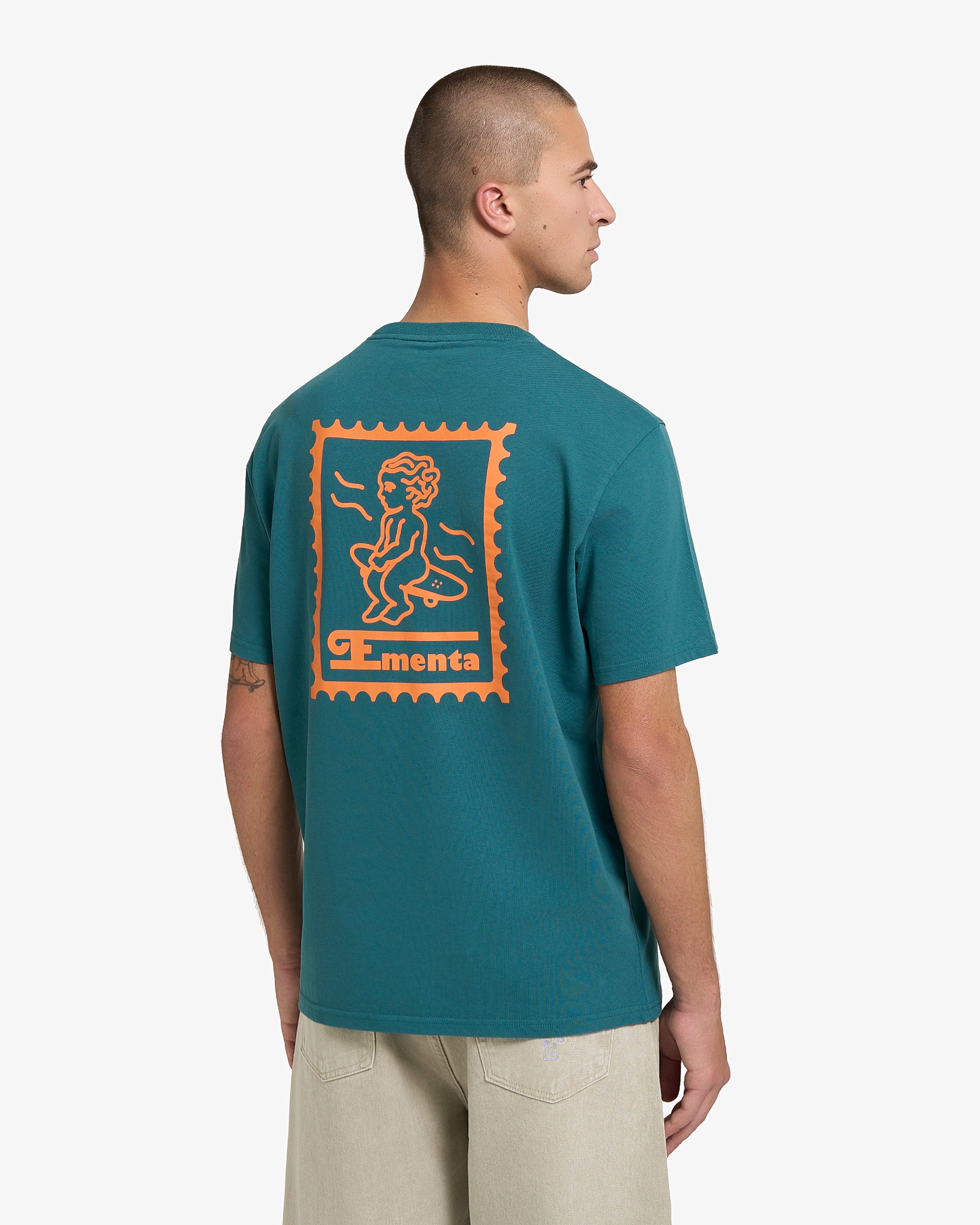 Mid-weight 100% cotton t-shirt (220 gsm)
Small front logo and bold back Ikon Stamp graphic
Ribbed crewneck for structure and comfort
Soft hand-feel with durable construction
Petrol colorway
Built for everyday wear
Unisex fit
Made in Portugal