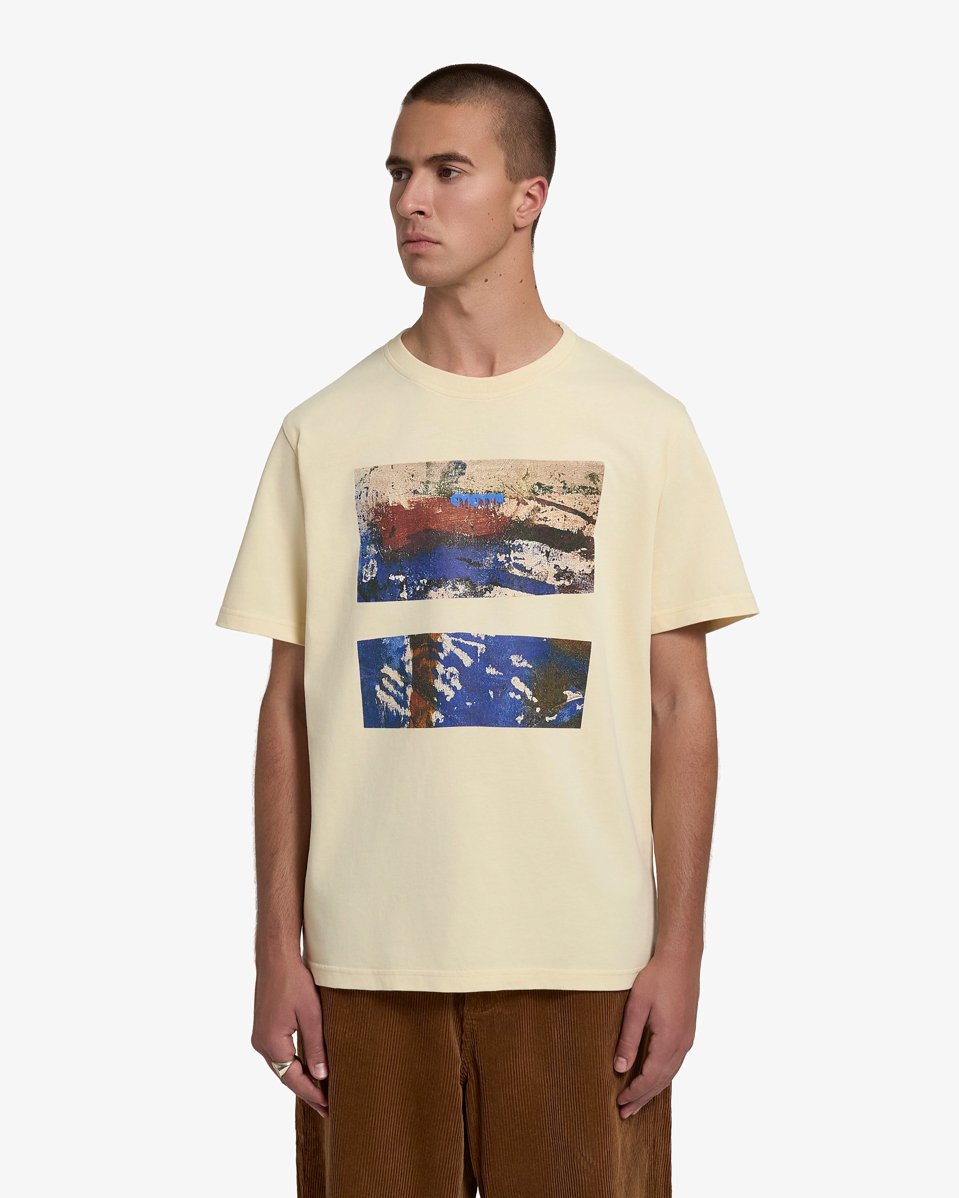 100% cotton, 240 g/m²
Soft, heavyweight feel with structure
Beige color with "Kapodi" print on chest
Pre-shrunk to reduce shrinkage after washing
Reinforced collar and double-stitched hems for durability
Machine wash at 30°C, tumble dry low, iron inside out
Unisex fit
Made in Portugal