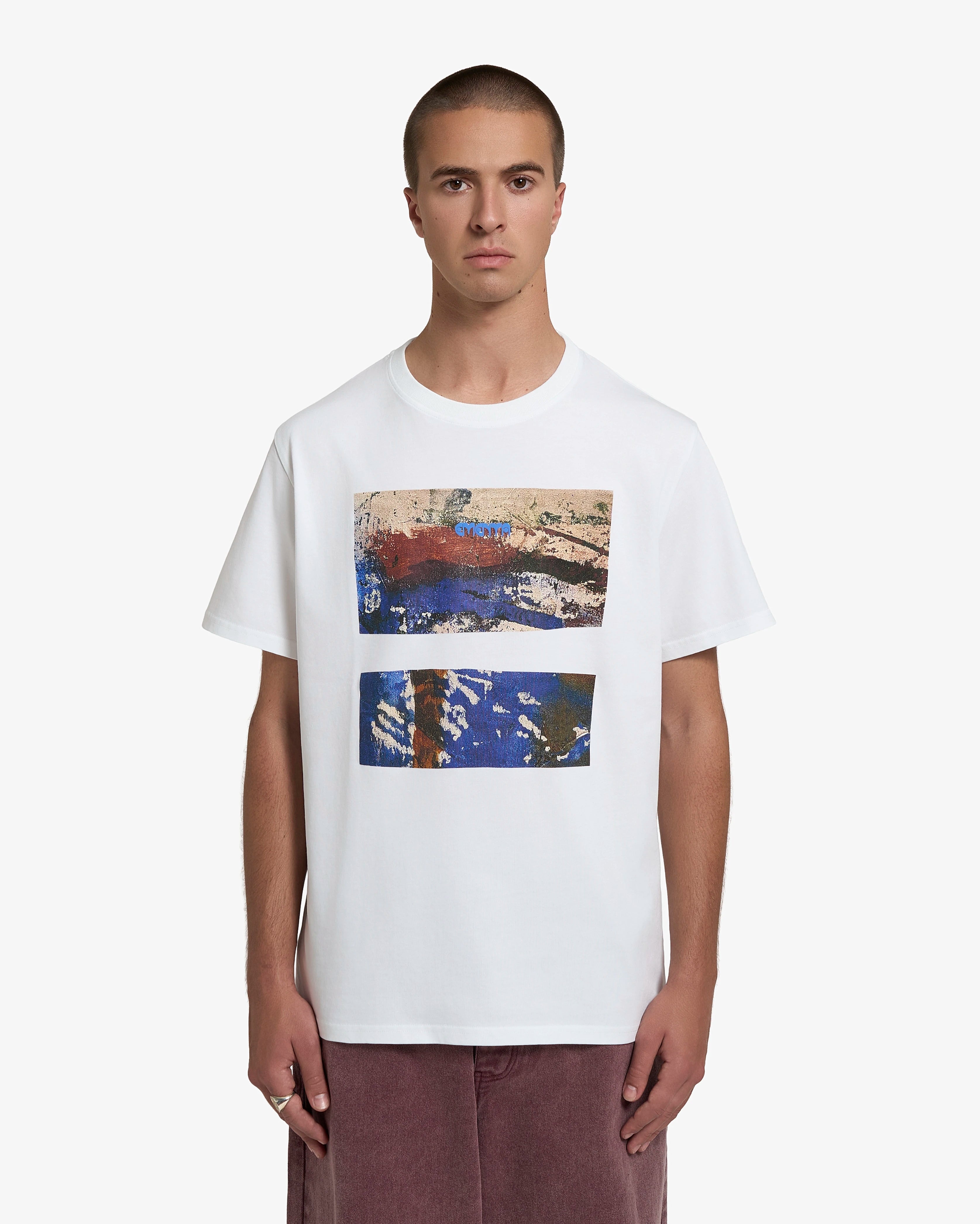 100% cotton, 240 g/m²
Soft, heavyweight feel with structure
White color with "Kapodi" print on chest
Pre-shrunk to reduce shrinkage after washing
Reinforced collar and double-stitched hems for durability
Machine wash at 30°C, tumble dry low, iron inside out
Unisex fit
Made in Portugal