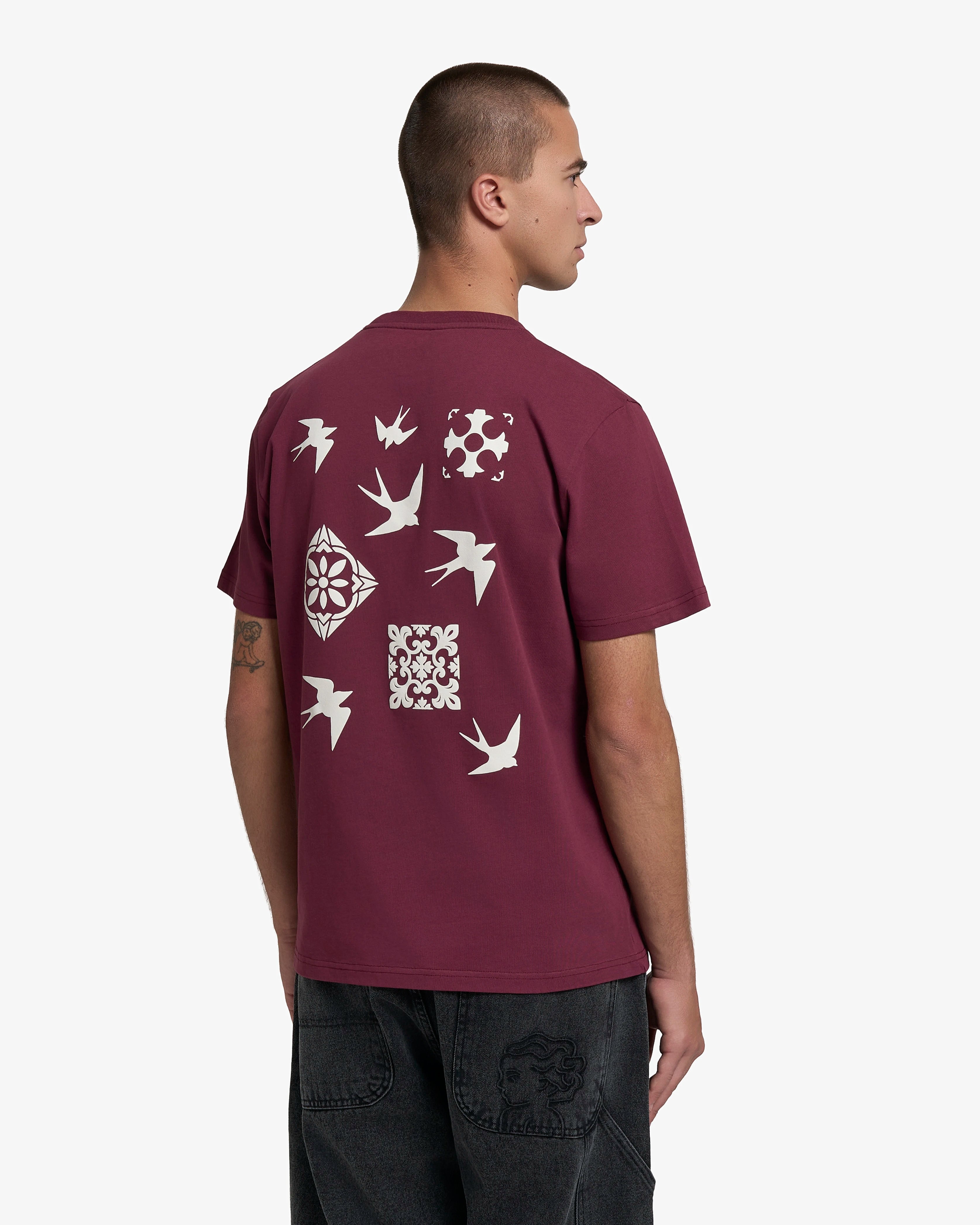 100% cotton, 240 g/m²
Soft yet structured heavyweight feel
Artwork is digitally designed in-house by our artists to ensure unique detail and precision
Inspired by Lisbon’s classic tiles and swallows, the design celebrates Lisbon’s culture, where Ementa was founded
Bordeaux color with the "Lisa" print on the back
EMENTA dots logo on the front
Pre-shrunk to maintain size and shape after washing
Reinforced collar and double-stitched hems for lasting wear
Machine wash at 30°C, tumble dry low, iron inside out