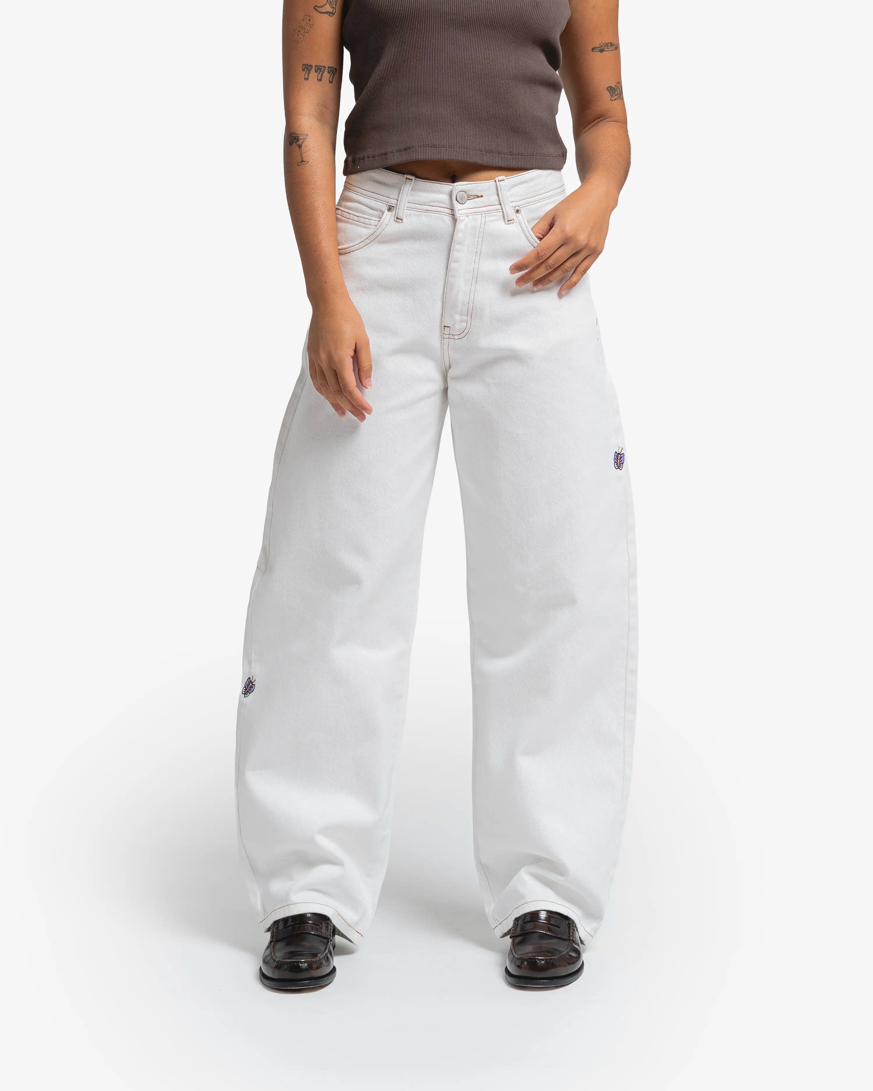 Artist Edition
Women’s pants designed for a comfortable, flattering fit, but versatile enough to suit men too
Loofa is the baggy fit for women, featuring a loose, wide cut with extra space through the hips and legs for a casual, oversized style that anyone can wear
100% cotton twill material
Slight taper at the ankle for a clean, balanced silhouette
Classic 5-pocket construction with a functional coin pocket
Reinforced seams for extra durability and long-term wear
Bebucho design embroidered on the back poc