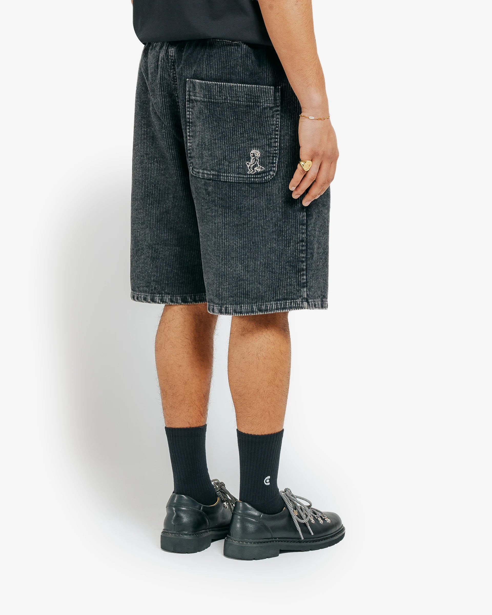 100% cotton corduroy with a soft texture and washed treatment throughout the fabric
Loose, relaxed unisex fit
Elastic waistband with adjustable drawcord for comfort
Water-repellent finish
EMENTA signature embroidered on the front
Ikon logo embroidered on the back pocket
Made in Portugal