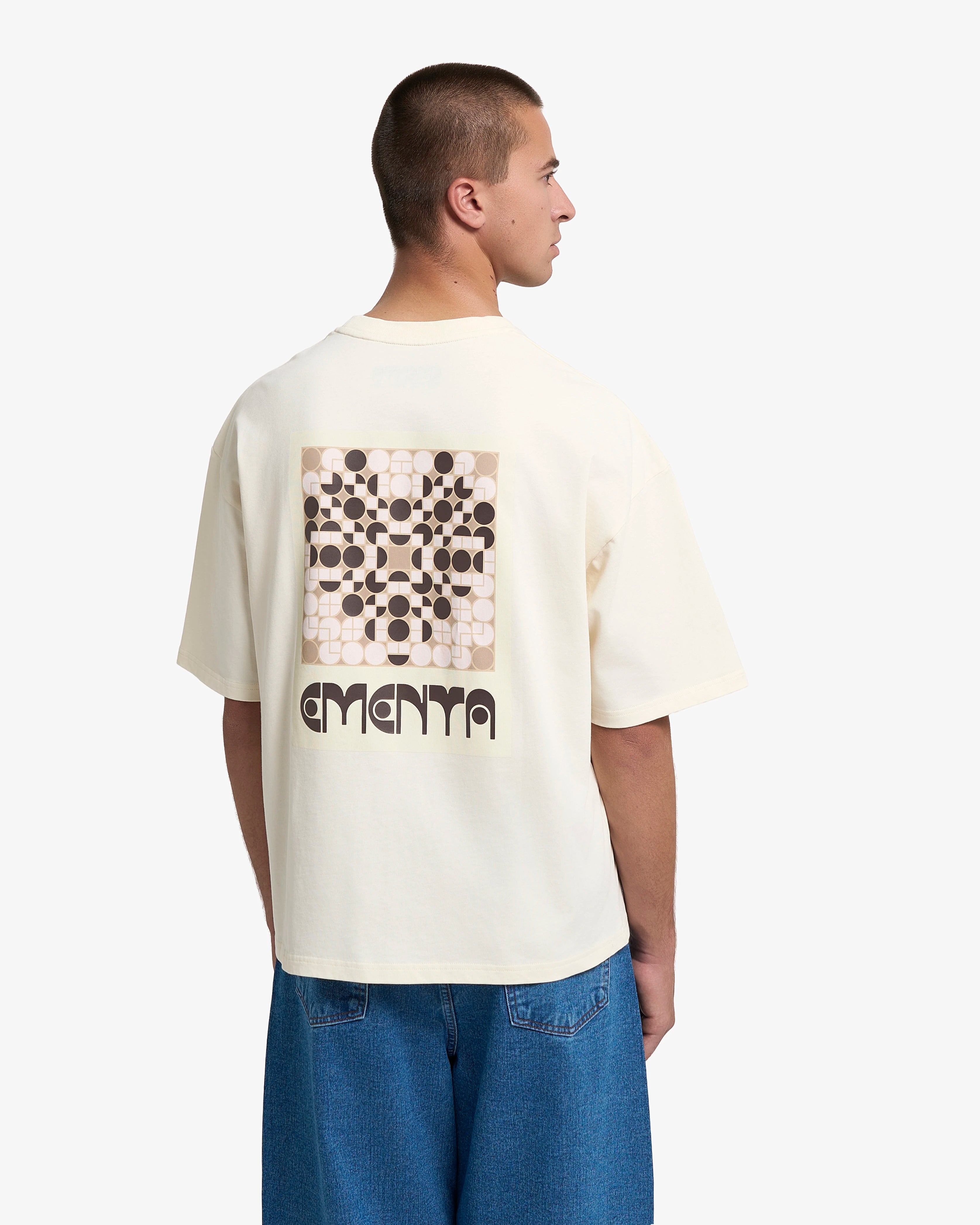 Short sleeve t-shirt featuring a graphic-led design
Cotton t-shirt with a dense, structured feel
Boxy fit with a wider, slightly cropped silhouette
“Vitral” graphic print developed by the in-house artist team, applied on front and back
Off white base with contrast graphic composition
Machine wash cold. Do not tumble dry
Made in Portugal