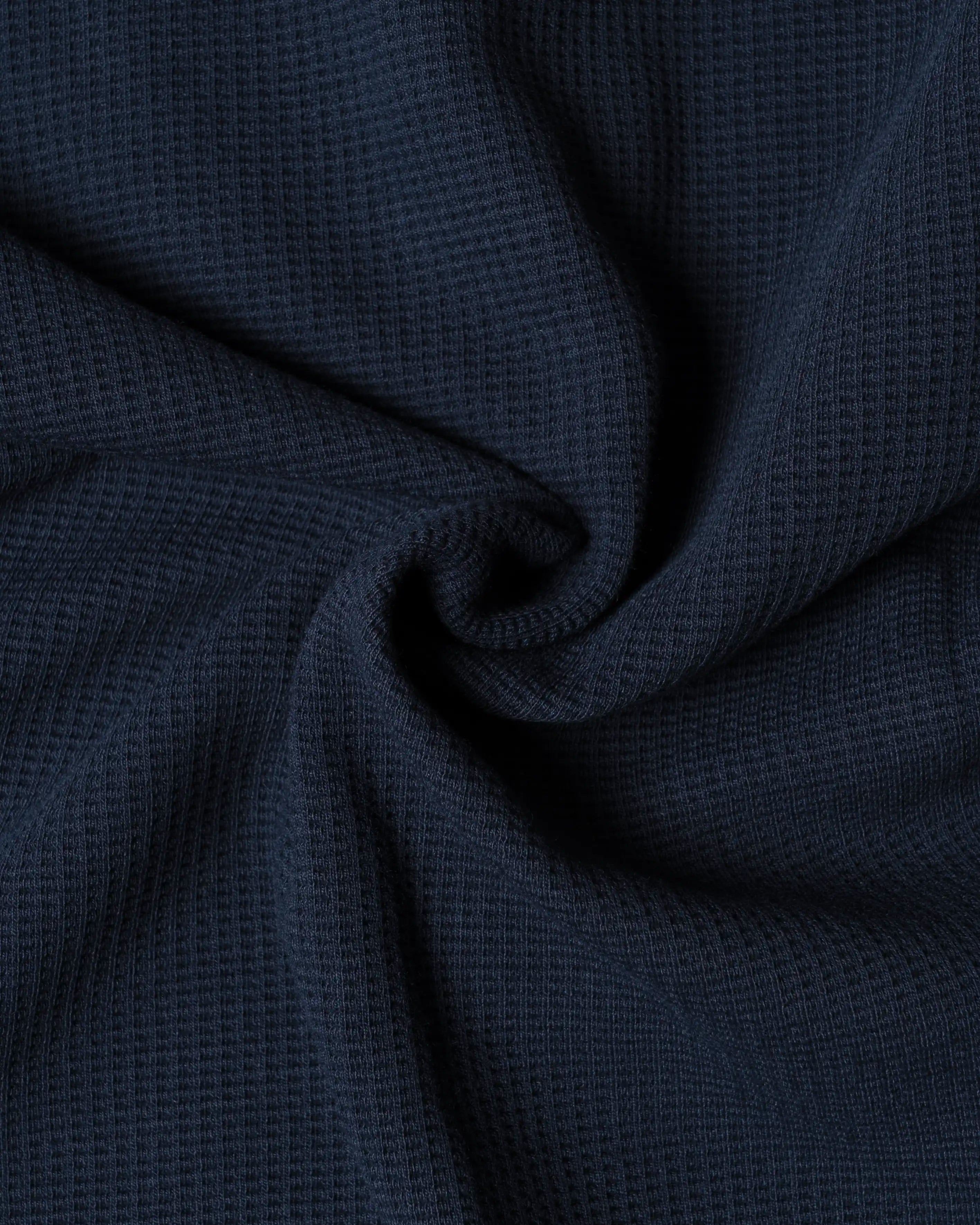 Ementa Polo Shirt
Waffle knit texture for enhanced breathability and structure
Embroidered Ikon logo on the chest
Button-up front with four tonal buttons
Ribbed collar and sleeves
100% cotton
Regular fit
Unisex
Made in Portugal