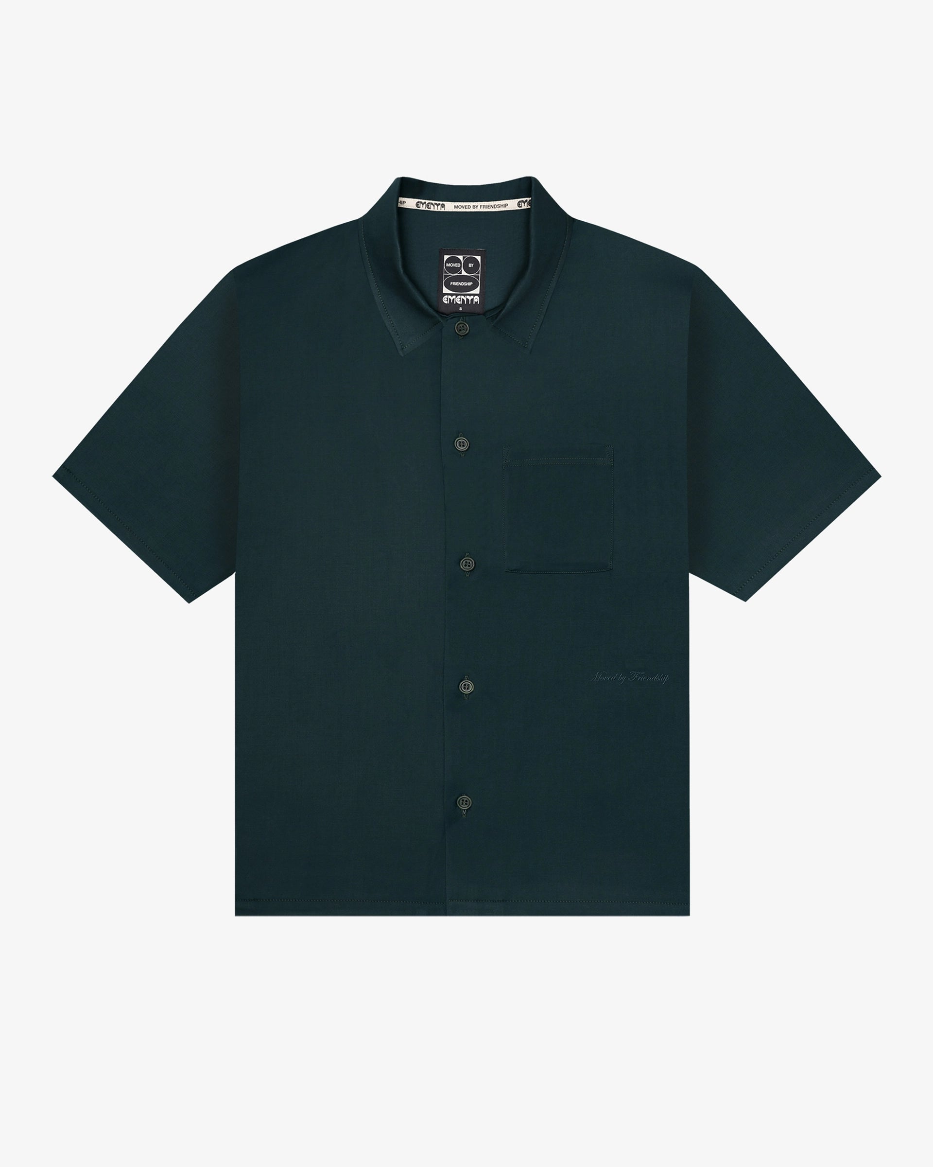 Short-sleeve shirt developed with a tailored-inspired construction
Smooth midweight fabric with a soft drape and structured surface
Relaxed straight fit designed for everyday wear
Button closure with chest pocket and tonal “Moved by Friendship” embroidery
Deep green tone with matching buttons and stitching
Made in Portugal