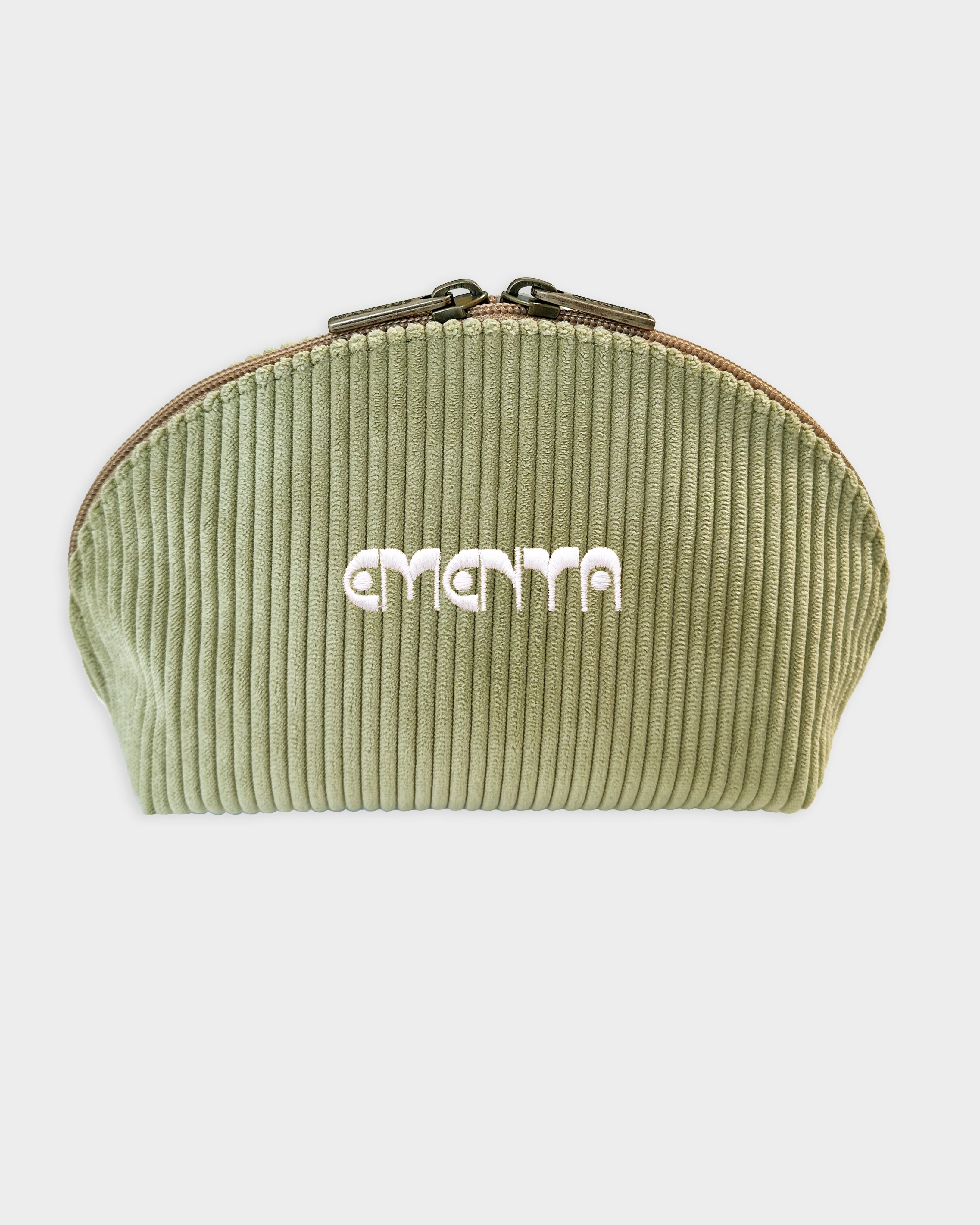 Ensures easy packing for trips or everyday use
Made from corduroy material
Treated with a liquid-resistant coating
Dots logo embroidery
Size: 22cm (length) × 15cm (height)
Made in Portugal