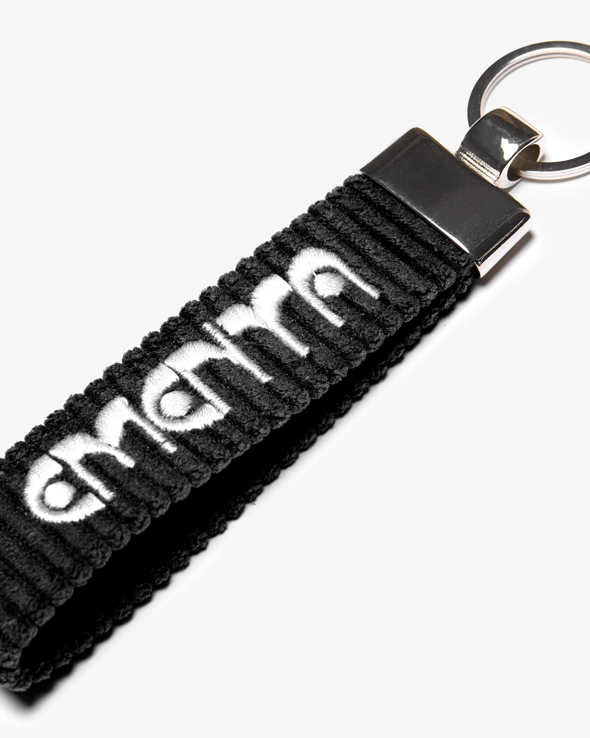 A corduroy keychain with the Ementa Dots logo in a metal finish.


Comes with a sturdy key ring.&nbsp;


Simple, durable, and easy to carry.

The corduroy band measures 10,5cm in width and 2,5cm in length.