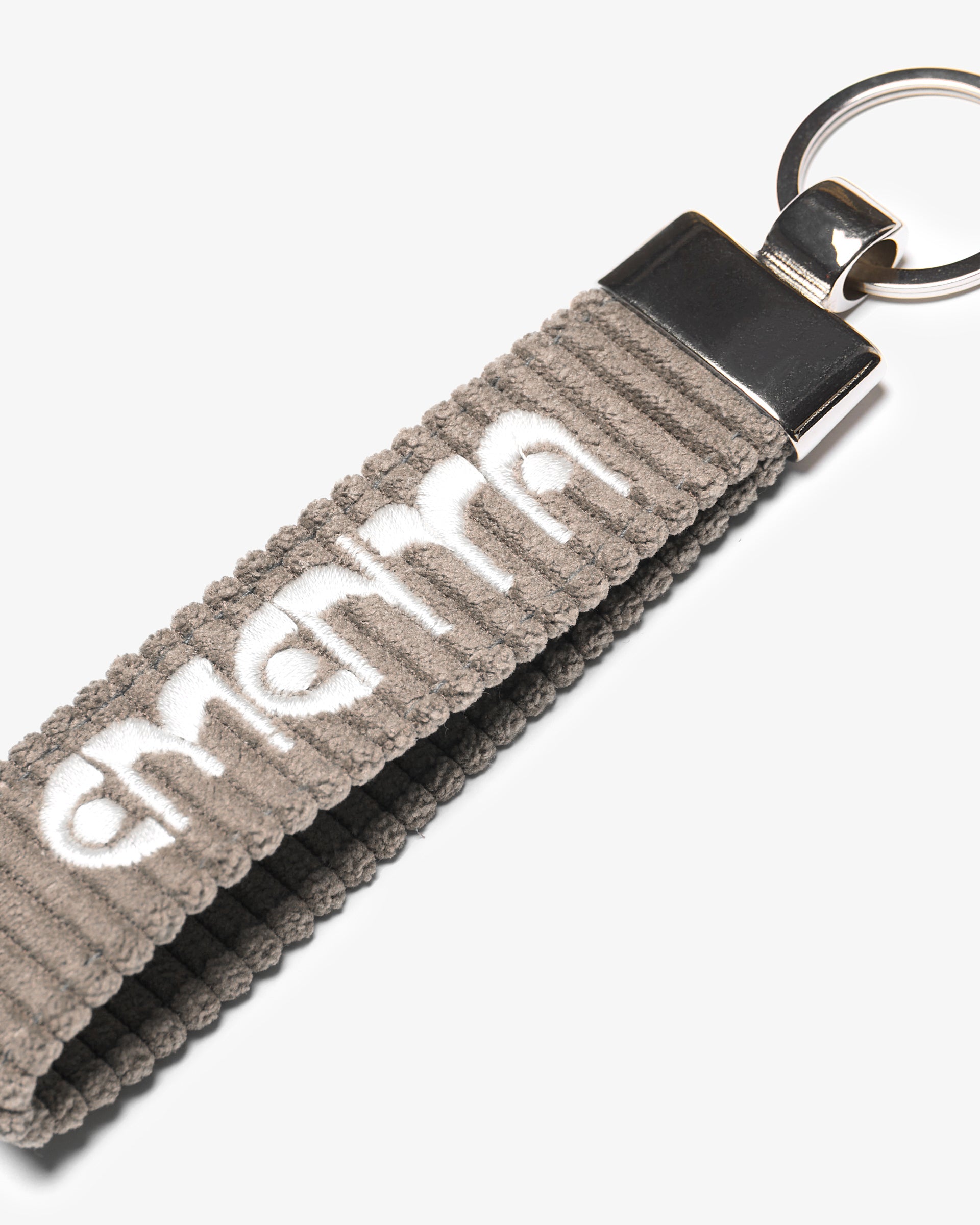 A corduroy keychain with the Ementa Dots logo in a metal finish.


Comes with a sturdy key ring.&nbsp;


Simple, durable, and easy to carry.

The corduroy band measures 10,5cm in width and 2,5cm in length.