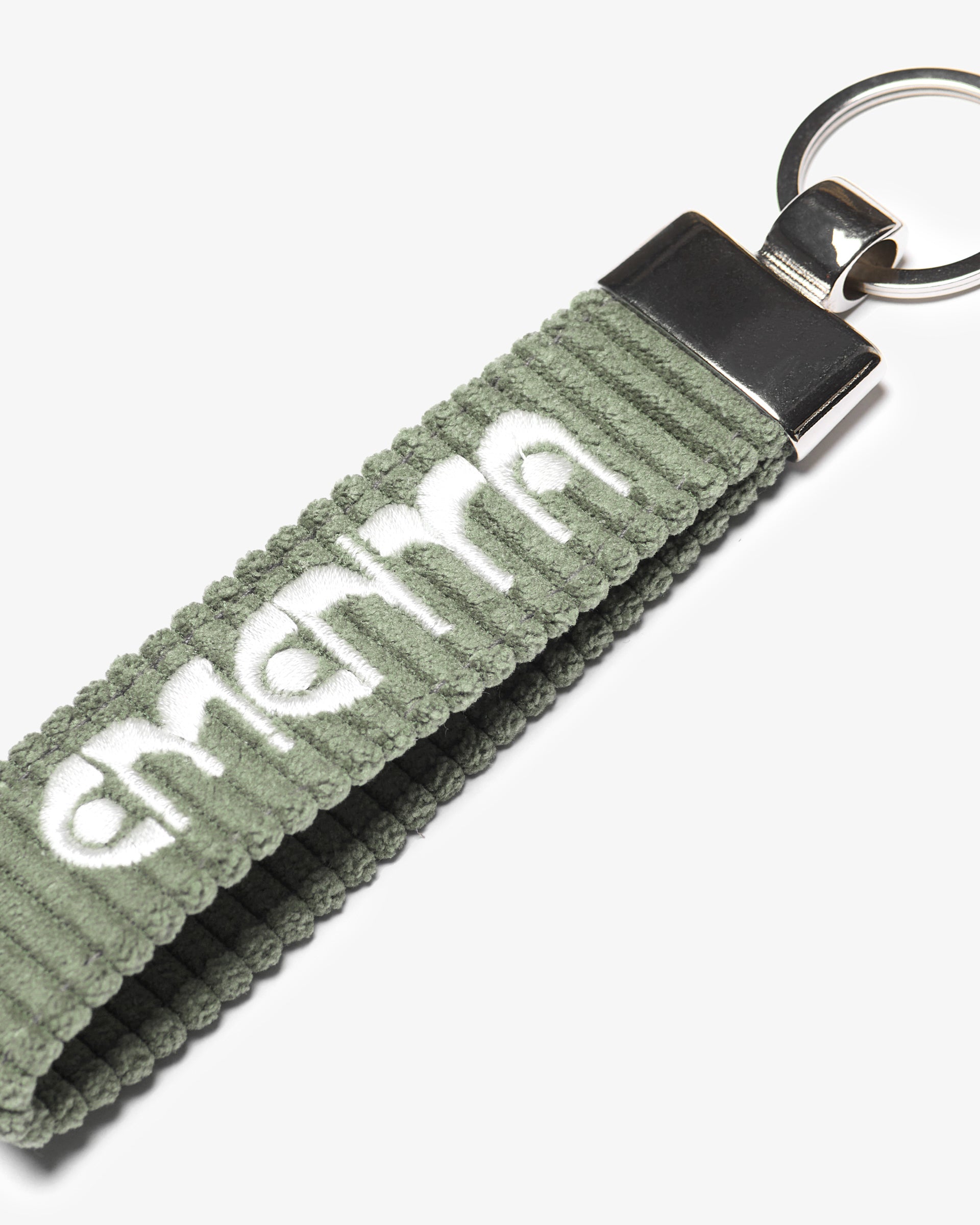 A corduroy keychain with the Ementa Dots logo in a metal finish.


Comes with a sturdy key ring.&nbsp;


Simple, durable, and easy to carry.

The corduroy band measures 10,5cm in width and 2,5cm in length.