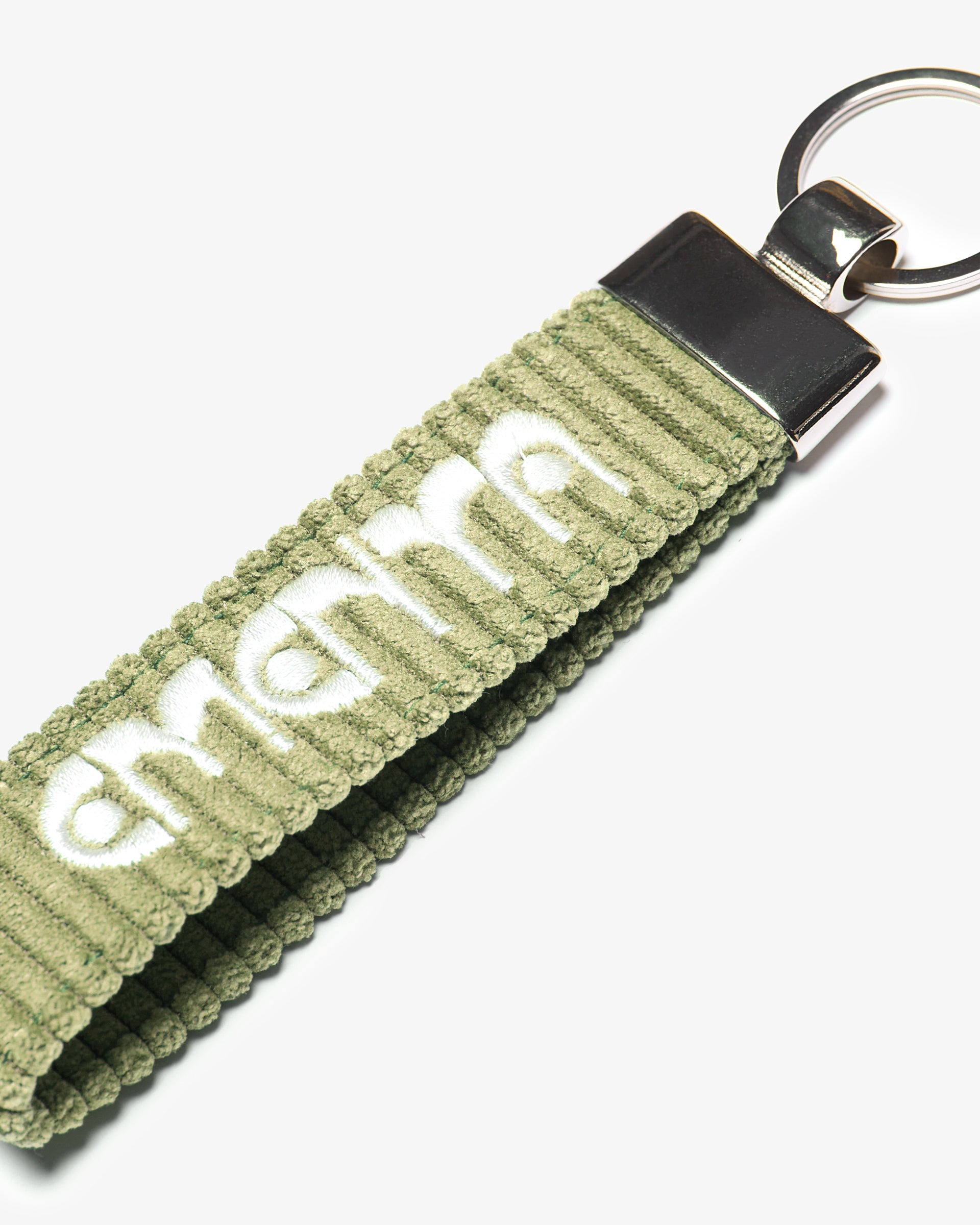 A corduroy keychain with the Ementa Dots logo in a metal finish.


Comes with a sturdy key ring.&nbsp;


Simple, durable, and easy to carry.

The corduroy band measures 10,5cm in width and 2,5cm in length.