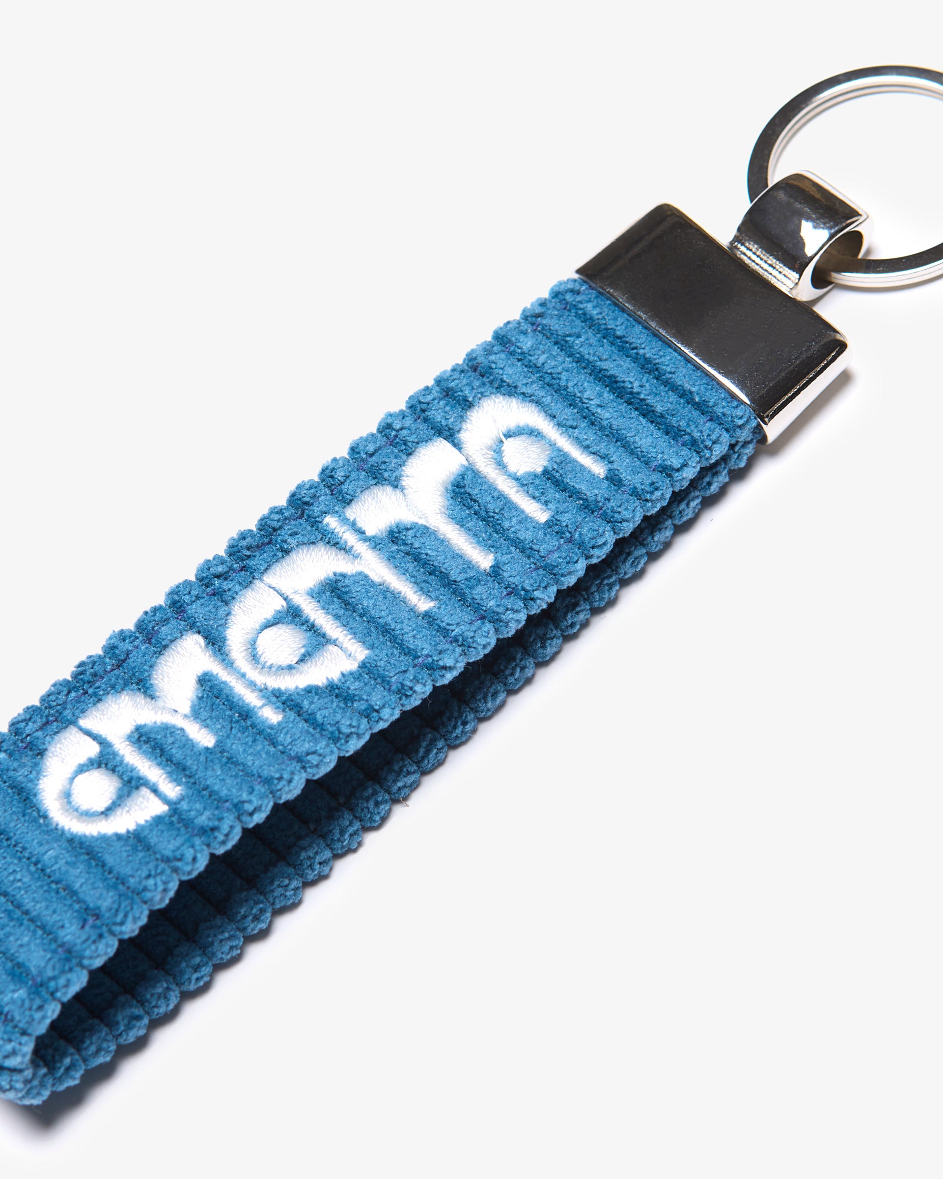 A corduroy keychain with the Ementa Dots logo in a metal finish.


Comes with a sturdy key ring.&nbsp;


Simple, durable, and easy to carry.

The corduroy band measures 10,5cm in width and 2,5cm in length.