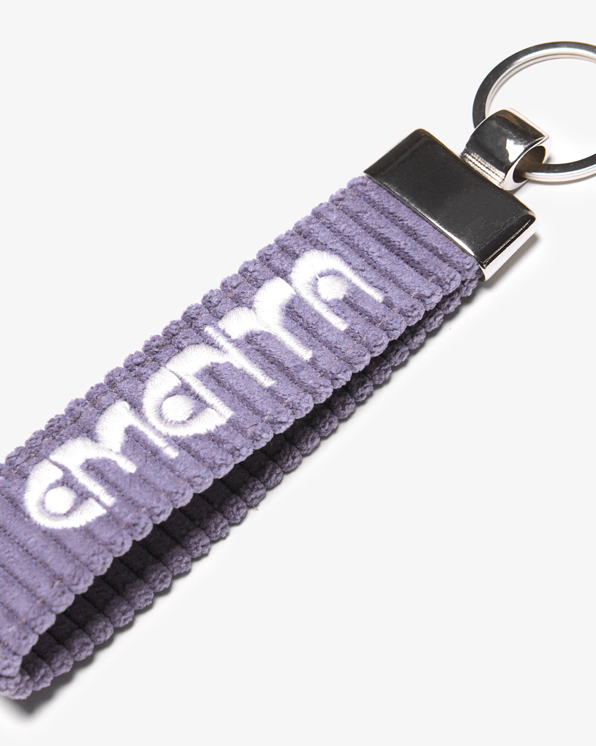A corduroy keychain with the Ementa Dots logo in a metal finish.


Comes with a sturdy key ring.&nbsp;


Simple, durable, and easy to carry.

The corduroy band measures 10,5cm in width and 2,5cm in length.