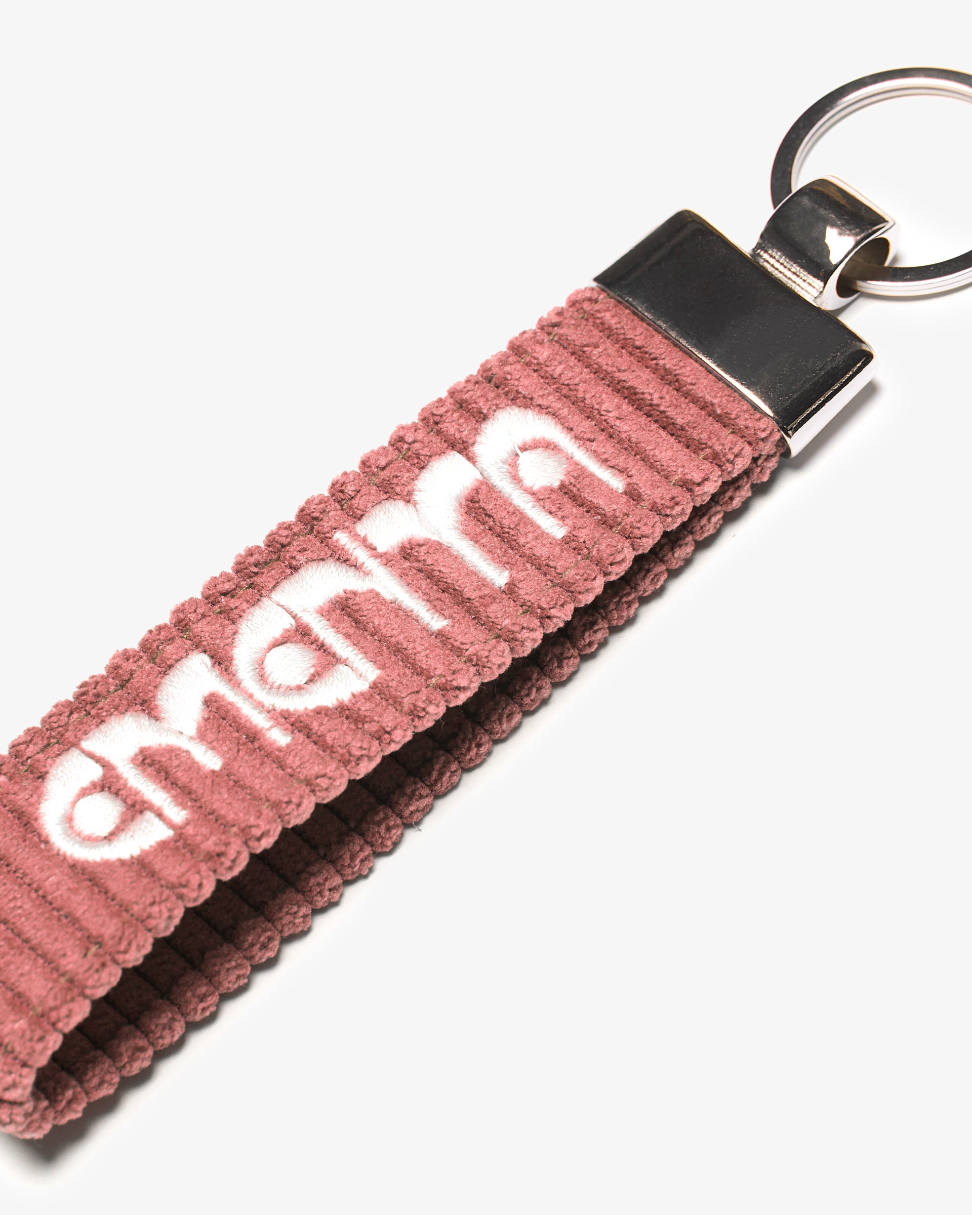 A corduroy keychain with the Ementa Dots logo in a metal finish.


Comes with a sturdy key ring.&nbsp;


Simple, durable, and easy to carry.

The corduroy band measures 10,5cm in width and 2,5cm in length.