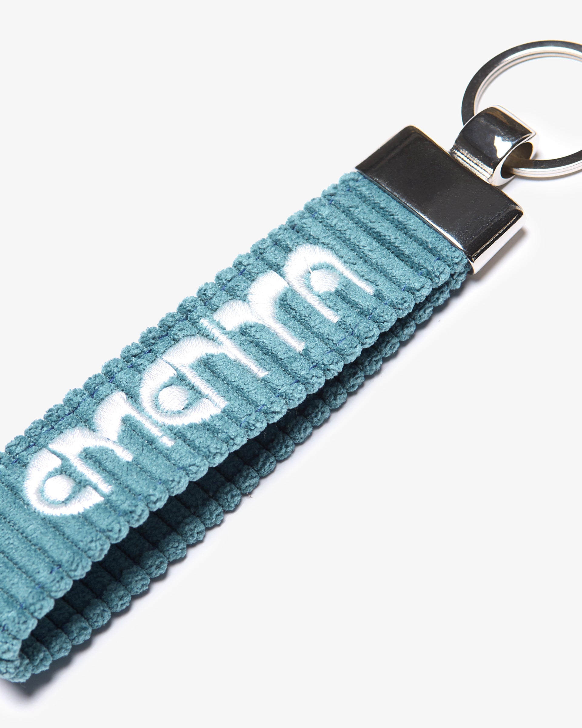 A corduroy keychain with the Ementa Dots logo in a metal finish.


Comes with a sturdy key ring.&nbsp;


Simple, durable, and easy to carry.

The corduroy band measures 10,5cm in width and 2,5cm in length.