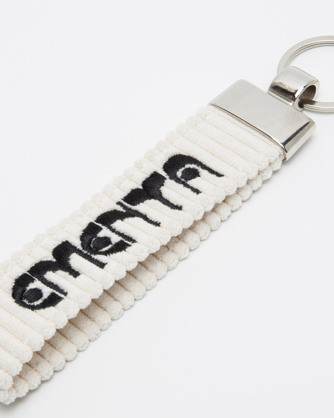 A corduroy keychain with the Ementa Dots logo in a metal finish.


Comes with a sturdy key ring.&nbsp;


Simple, durable, and easy to carry.

The corduroy band measures 10,5cm in width and 2,5cm in length.