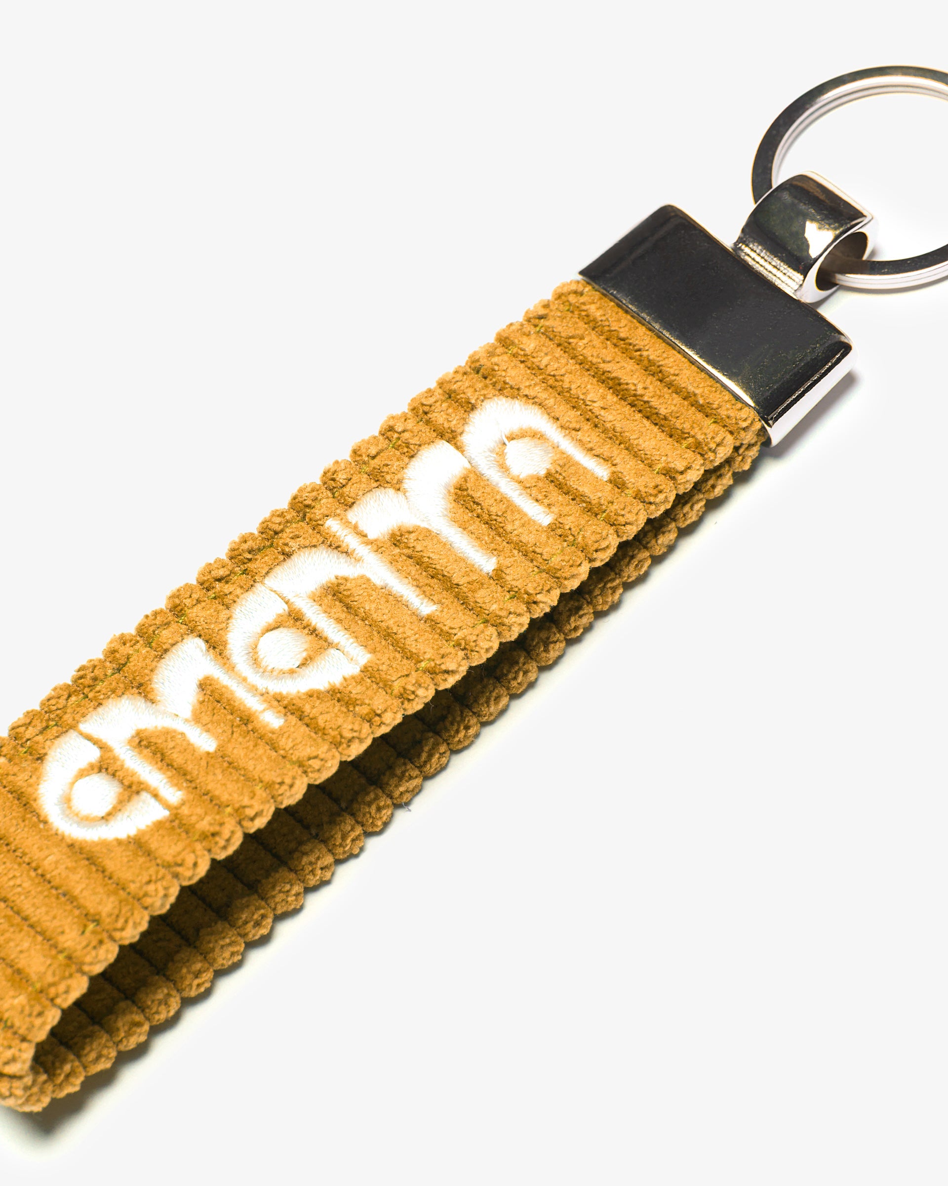 A corduroy keychain with the Ementa Dots logo in a metal finish.


Comes with a sturdy key ring.&nbsp;


Simple, durable, and easy to carry.

The corduroy band measures 10,5cm in width and 2,5cm in length.