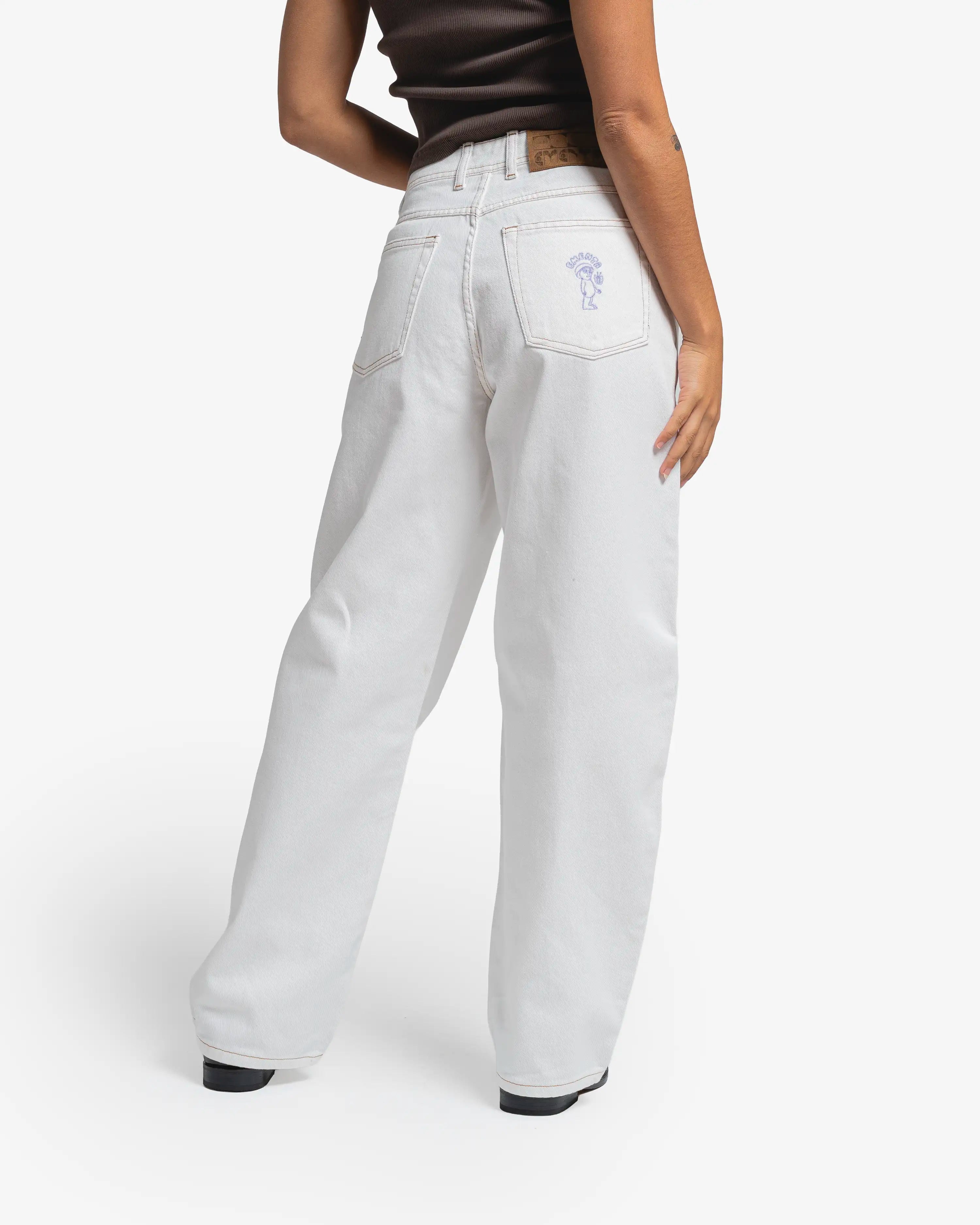Artist Edition
Women’s pants designed for a comfortable, flattering fit, but versatile enough to suit men too
Loofa is the baggy fit for women, featuring a loose, wide cut with extra space through the hips and legs for a casual, oversized style that anyone can wear

100% cotton twill material
Slight taper at the ankle for a clean, balanced silhouette
Classic 5-pocket construction with a functional coin pocket
Reinforced seams for extra durability and long-term wear
Bebucho design embroidered on the back poc