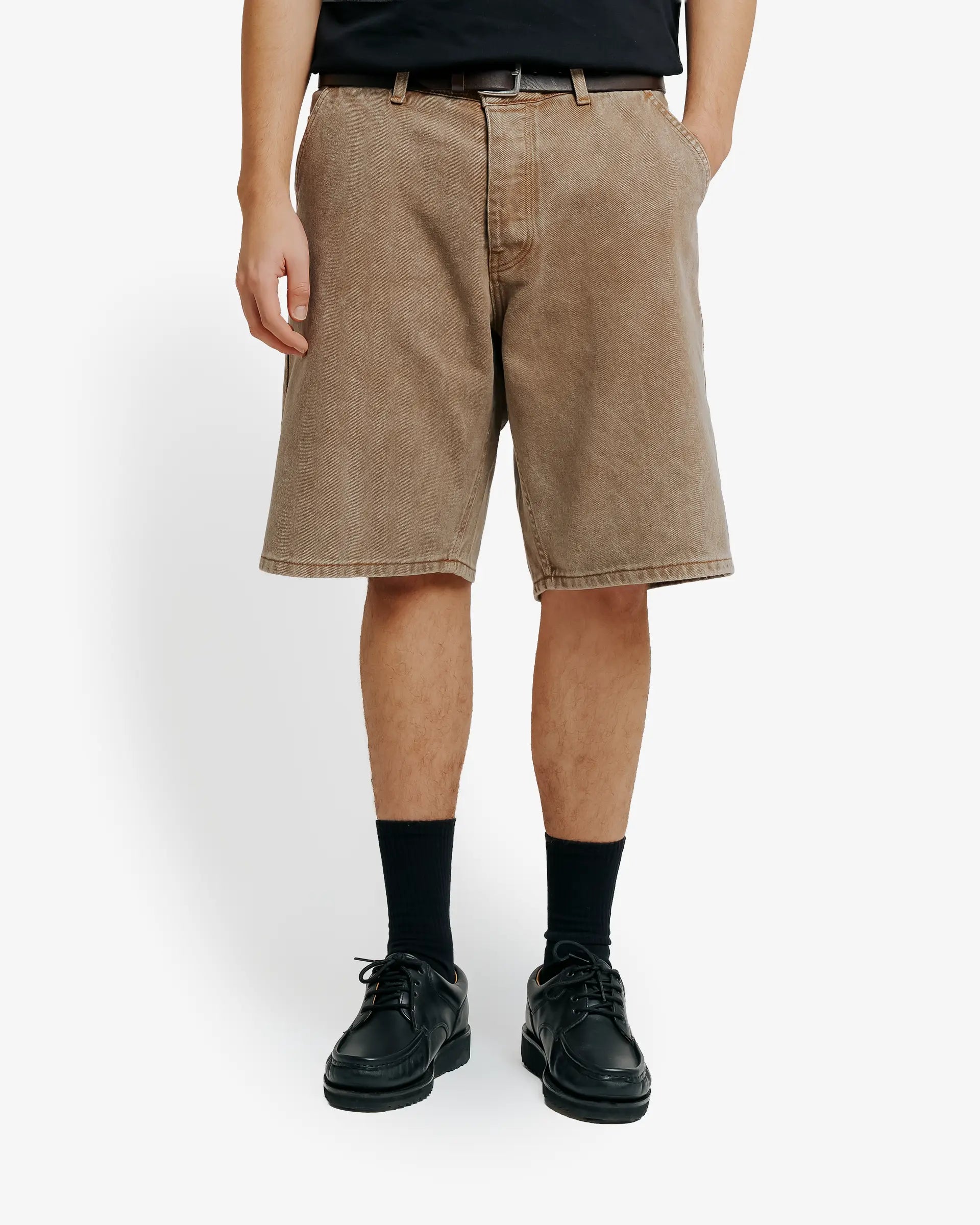 100% Cotton twill
Brown fade out wash
Big Ikon design embroidered on the back pocket
2 angled front pockets with a classic coin pocket
2 back pockets featuring decorative embroidery
Relaxed knee-length fit with wide leg opening
Made in Portugal