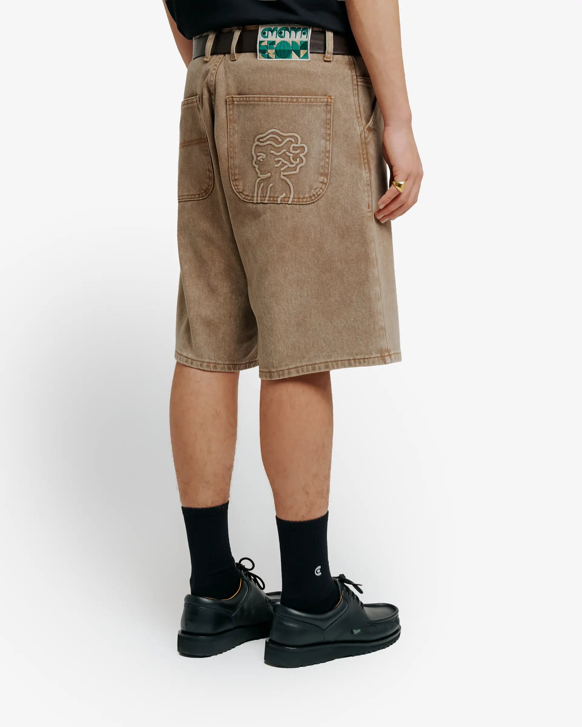 100% Cotton twill
Brown fade out wash
Big Ikon design embroidered on the back pocket
2 angled front pockets with a classic coin pocket
2 back pockets featuring decorative embroidery
Relaxed knee-length fit with wide leg opening
Made in Portugal