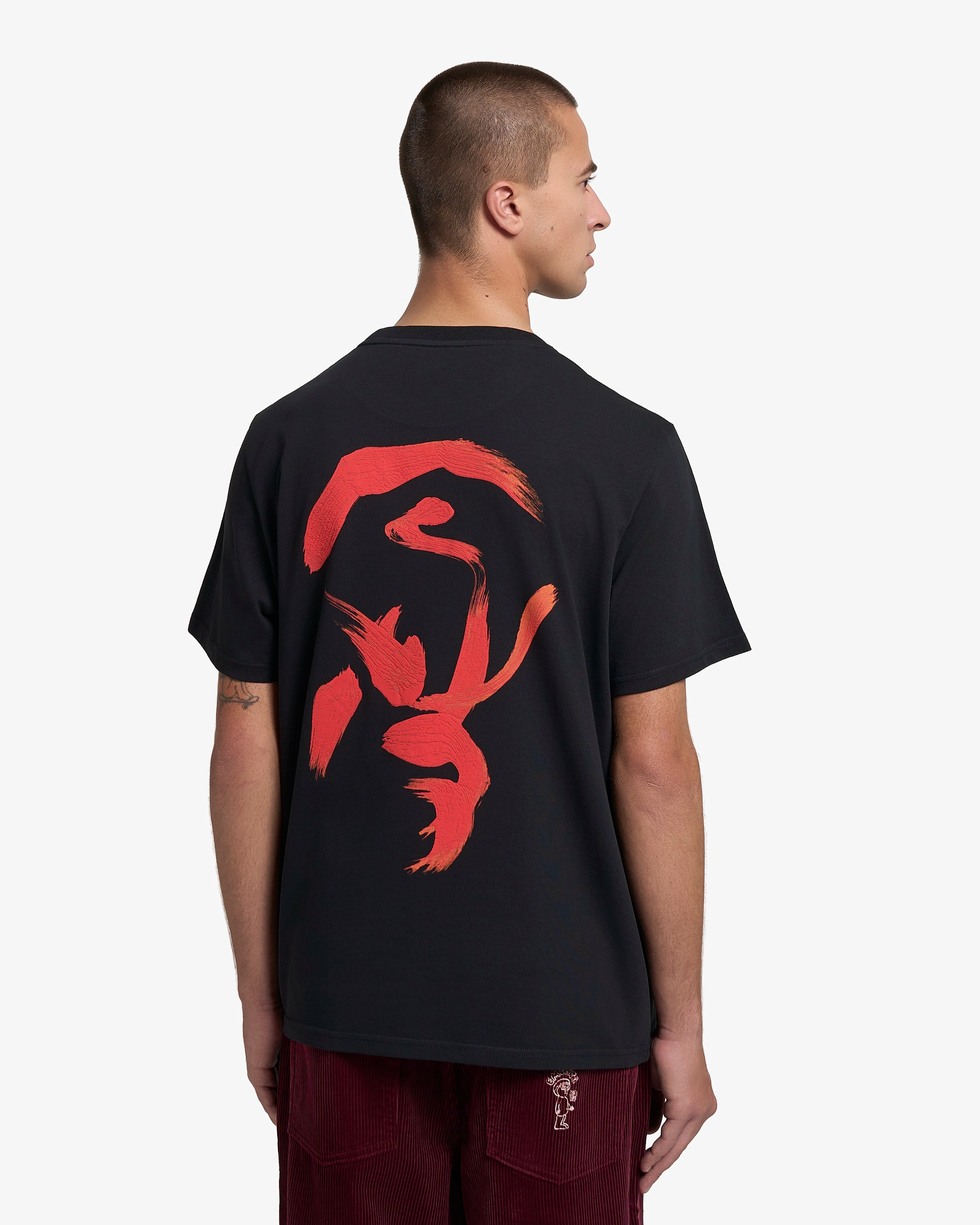 Artist edition featuring a hand-drawn design on the back, originally created on canvas&nbsp;
Short-sleeve t-shirt designed for everyday wear
Heavyweight 250 gsm 100% cotton jersey with a structured feel
Regular unisex fit
Black base colour with red graphic print on the front
Made in Portugal