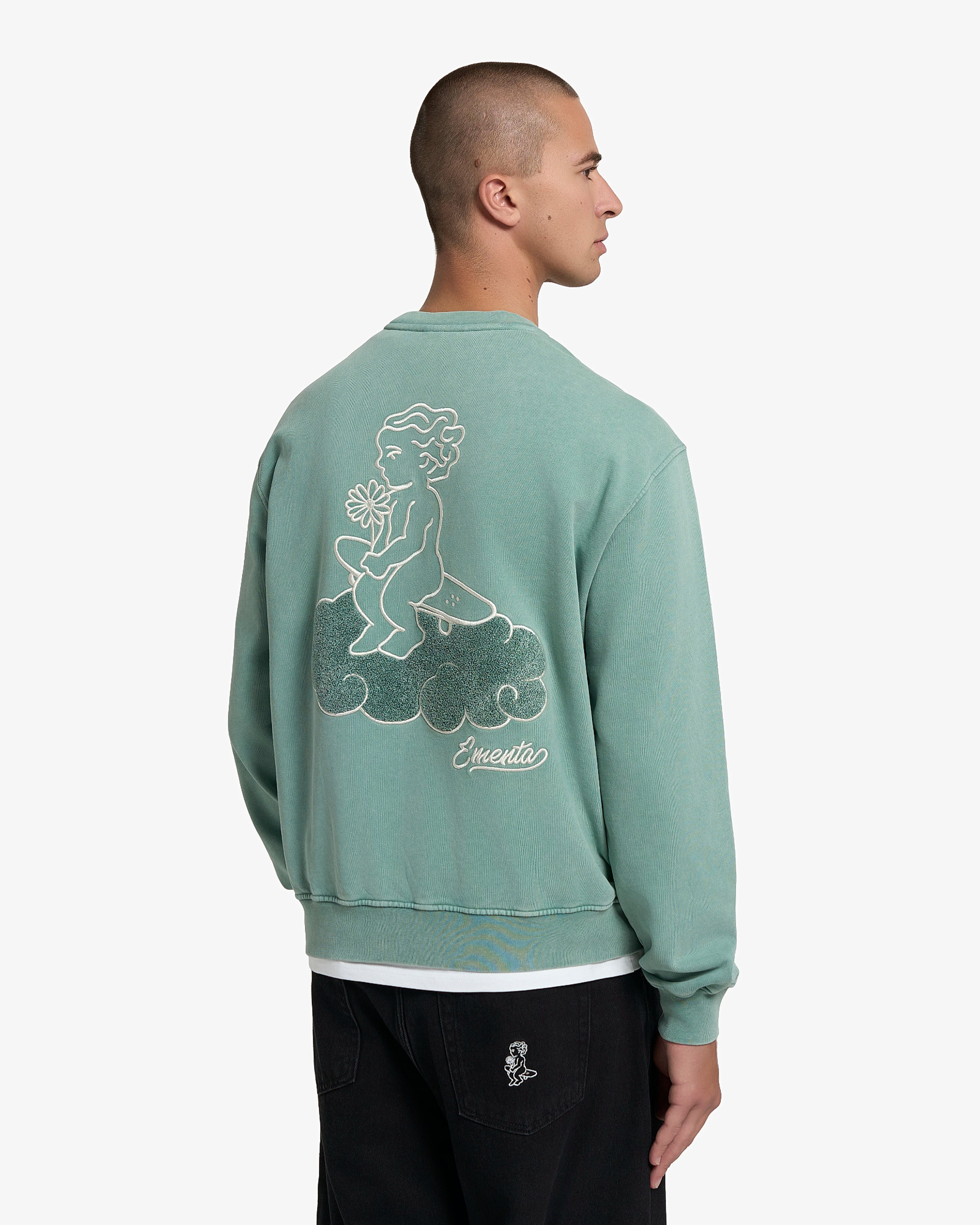 Crewneck sweatshirt designed for everyday wear
100% cotton fabric with a soft, midweight structure and washed finish
Regular fit with a balanced silhouette for comfortable layering
Small embroidered Ikon logo on chest and Cloudly design embroidered on the back
Washed desert sage tone with natural colour variation across the surface
Machine wash cold. Do not tumble dry
Made in Portugal