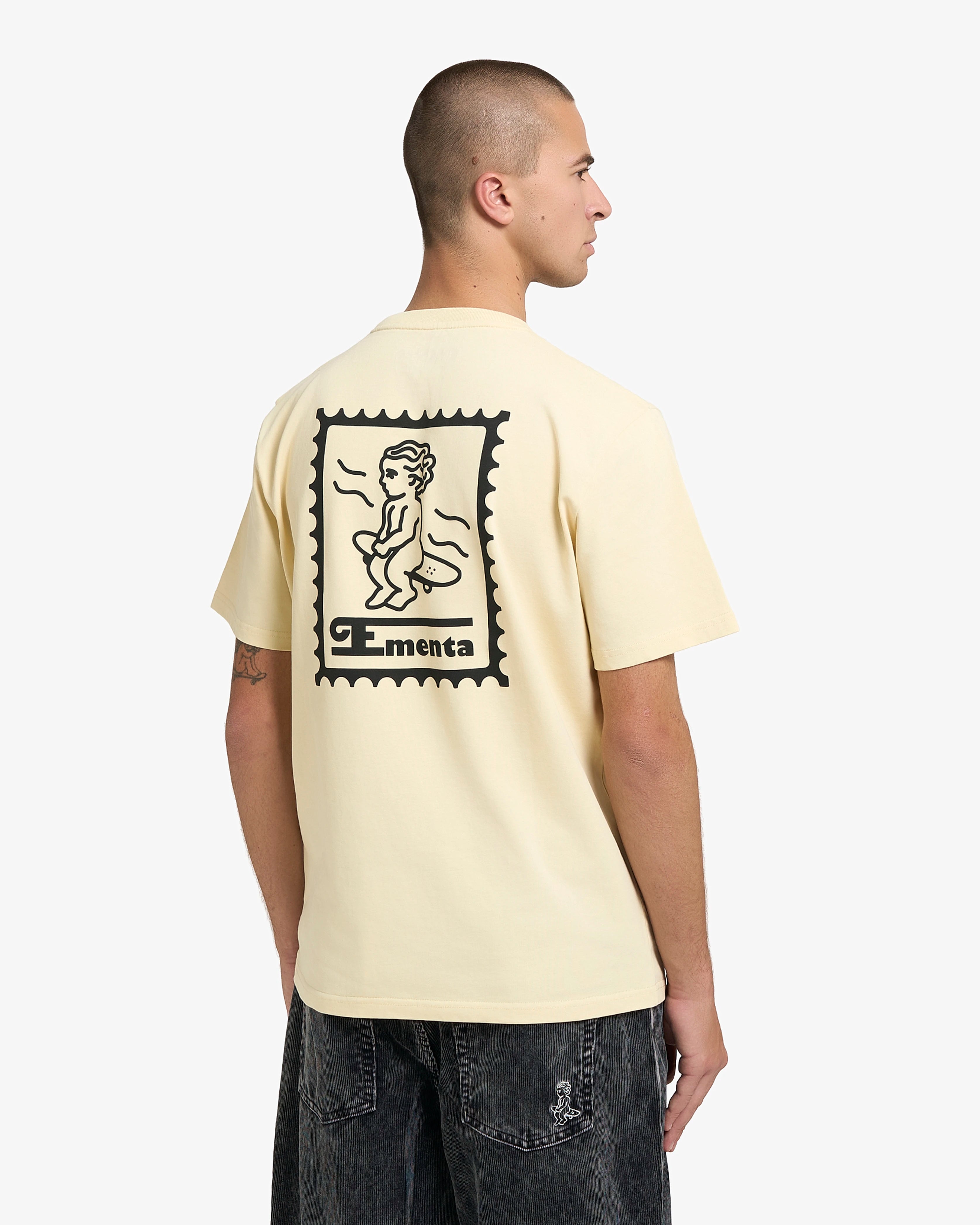 Mid-weight 100% cotton t-shirt (220 gsm)

Small front logo and bold back Ikon Stamp graphic
Ribbed crewneck for structure and comfort
Soft hand-feel with durable construction

Beige colorway&nbsp;
Built for everyday wear

Unisex fit&nbsp;
Made in Portugal