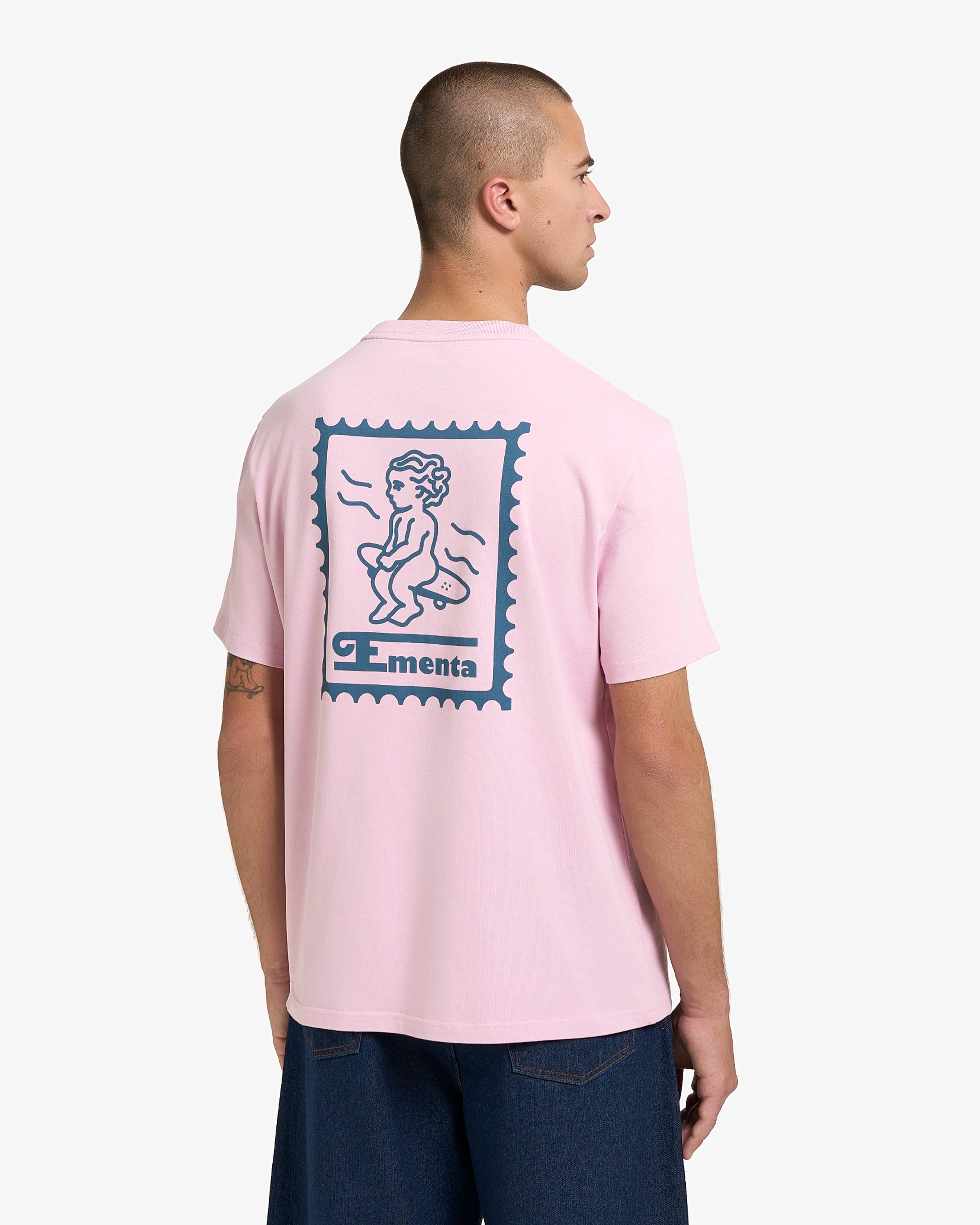 Mid-weight 100% cotton t-shirt (220 gsm)

Small front logo and bold back Ikon Stamp graphic
Ribbed crewneck for structure and comfort
Soft hand-feel with durable construction

Flamingo colorway&nbsp;
Built for everyday wear

Unisex fit&nbsp;
Made in Portugal