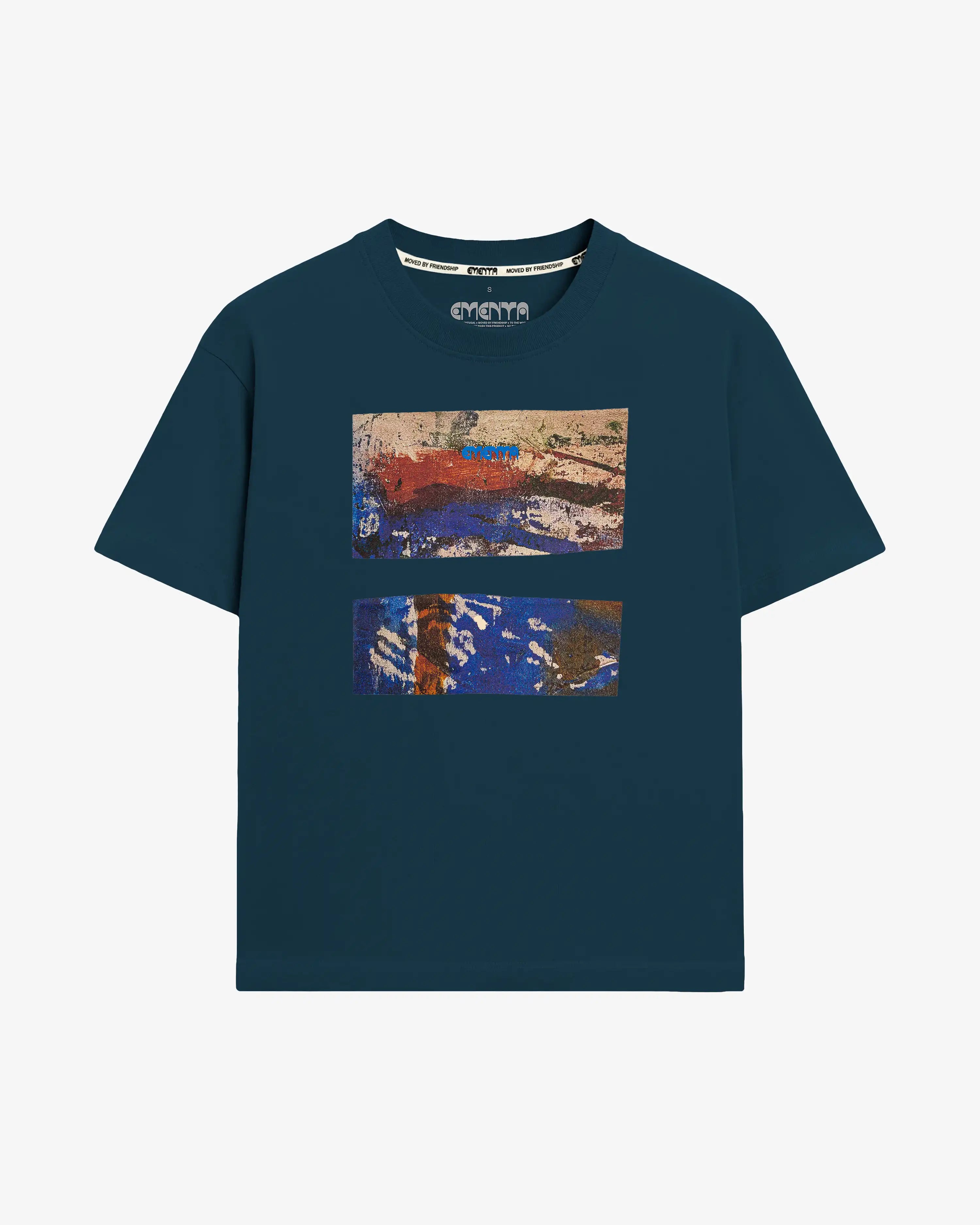100% cotton, 240 g/m²
Soft, heavyweight feel with structure
Navy color with "Kapodi" print on chest
Pre-shrunk to reduce shrinkage after washing
Reinforced collar and double-stitched hems for durability

Machine wash at 30°C, tumble dry low, iron inside out
Unisex fit
Made in Portugal