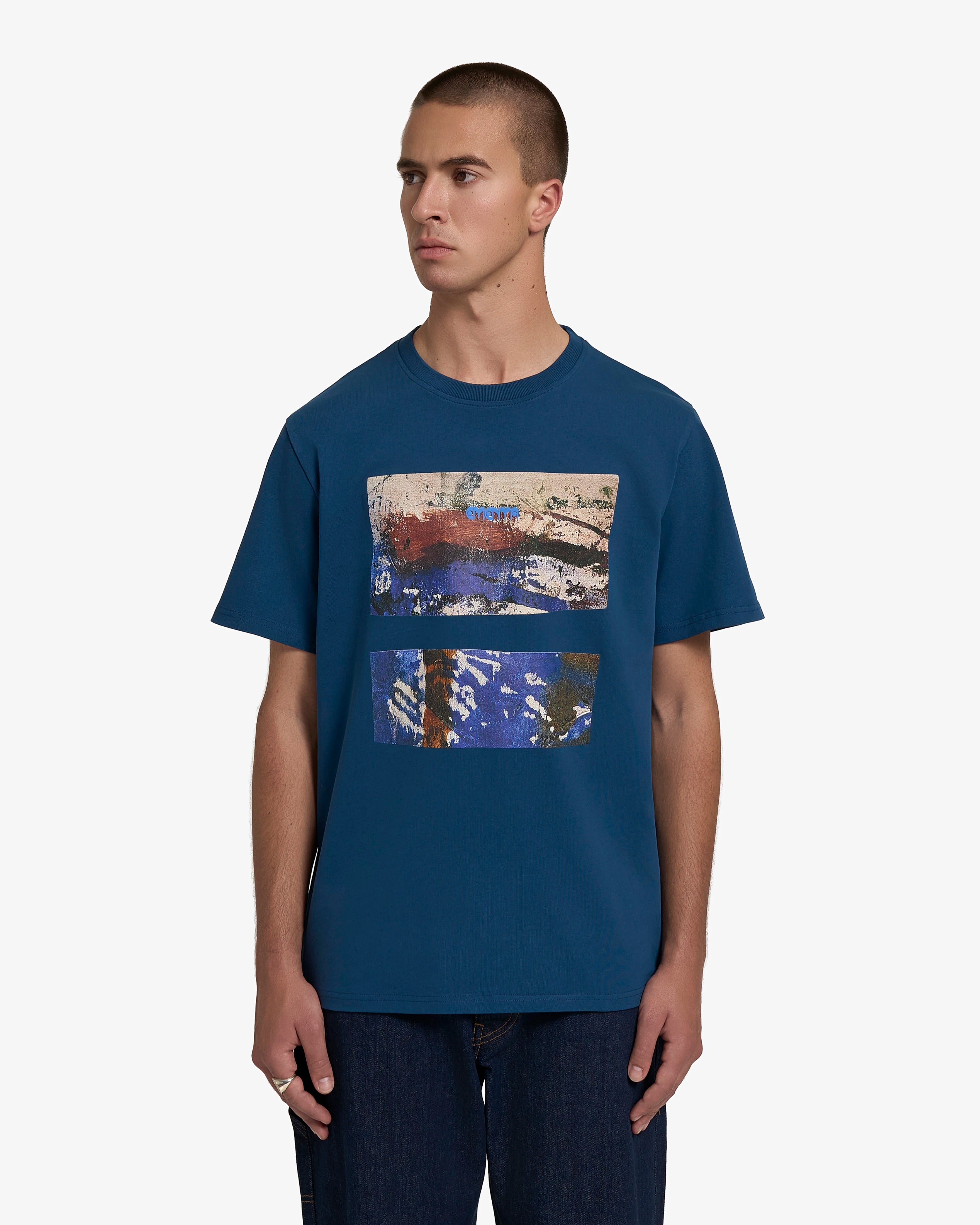100% cotton, 240 g/m²
Soft, heavyweight feel with structure
Navy color with "Kapodi" print on chest
Pre-shrunk to reduce shrinkage after washing
Reinforced collar and double-stitched hems for durability

Machine wash at 30°C, tumble dry low, iron inside out
Unisex fit
Made in Portugal