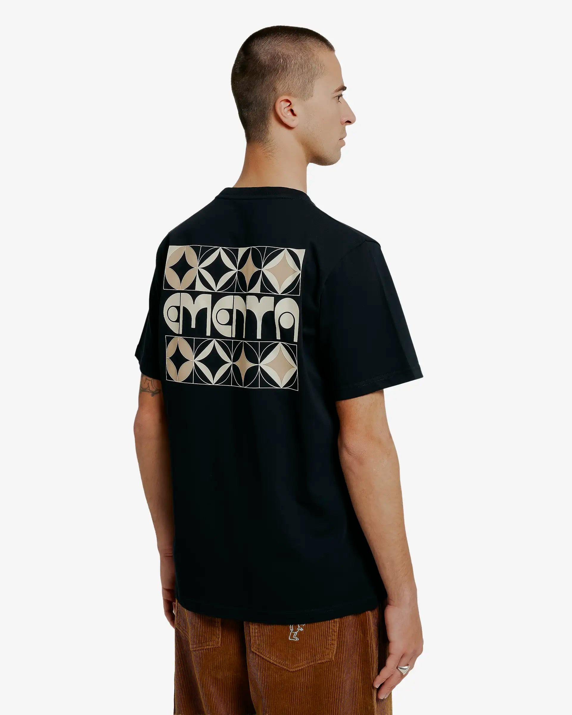 100% cotton, 240 g/m²
Soft yet structured heavyweight feel
Artwork is digitally designed in-house by our artists to ensure unique detail and precision

Black color with the "Lapa" print on the back
EMENTA dots logo on the front
Pre-shrunk to maintain size and shape after washing
Reinforced collar and double-stitched hems for lasting wear

Machine wash at 30°C, tumble dry low, iron inside out
Unisex fit
Made in Portugal