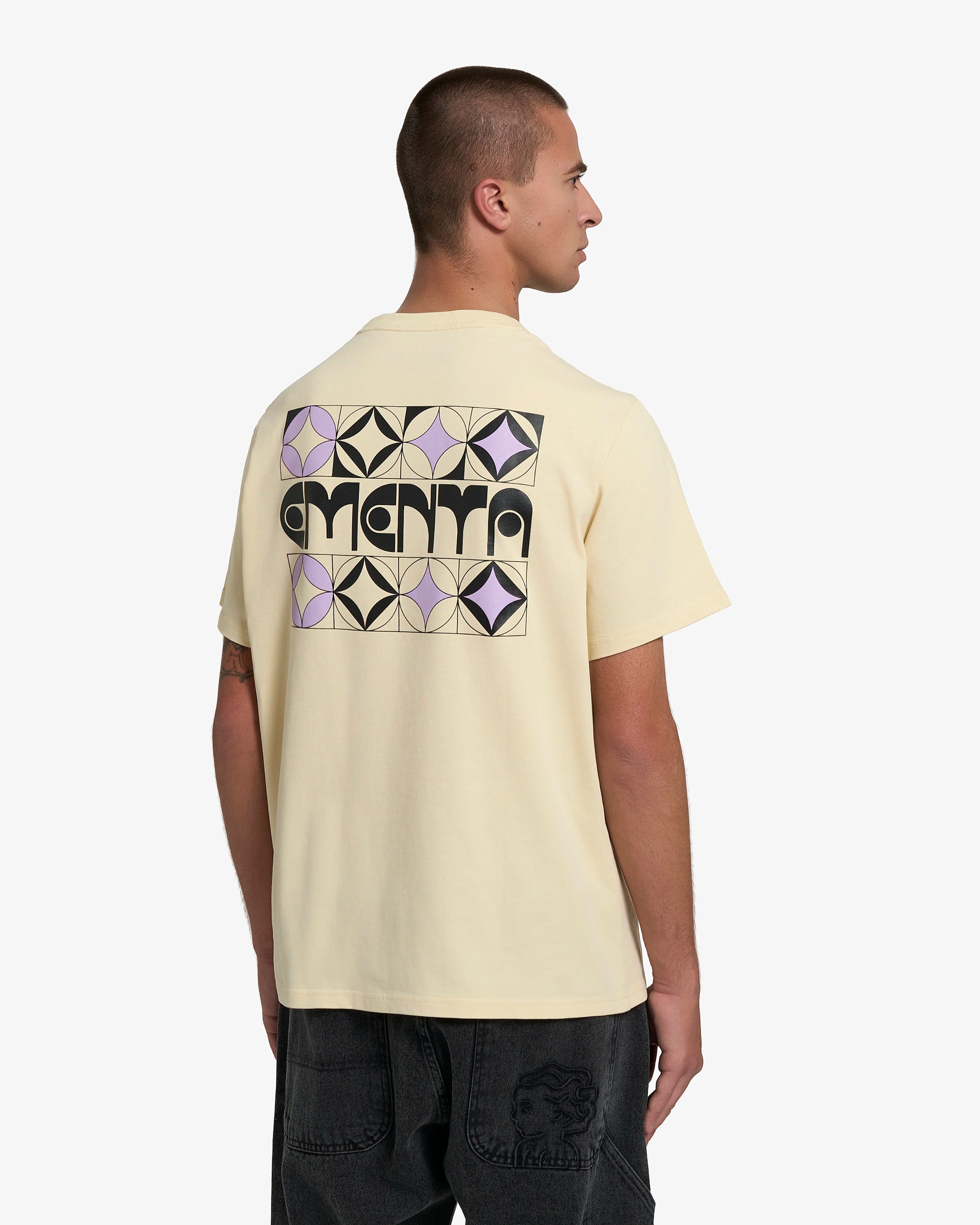 100% cotton, 240 g/m²
Soft yet structured heavyweight feel
Artwork is digitally designed in-house by our artists to ensure unique detail and precision

Off White color with the "Lapa" print on the back
EMENTA dots logo on the front
Pre-shrunk to maintain size and shape after washing
Reinforced collar and double-stitched hems for lasting wear

Machine wash at 30°C, tumble dry low, iron inside out
Unisex fit
Made in Portugal