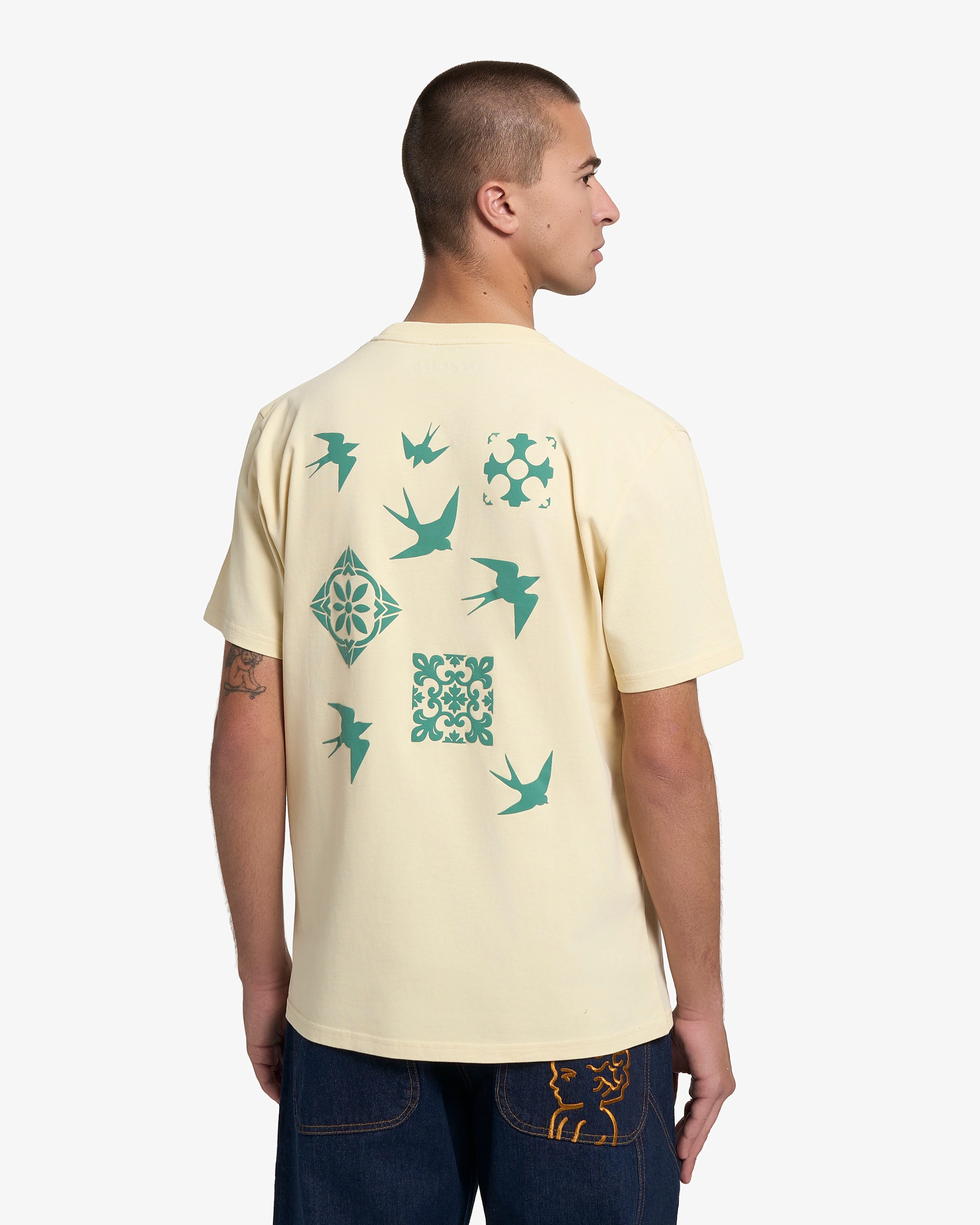 Short-sleeve t-shirt designed for everyday wear
Inspired by Lisbon’s classic tiles and swallows, the design celebrates Lisbon’s culture, where Ementa was founded
100% cotton jersey with a mid-weight 240gsm structure and soft hand feel
Regular fit with a straight silhouette

Ribbed neckline for structure and durability
Machine wash at 30°C, tumble dry low, iron inside out
Made in Portugal