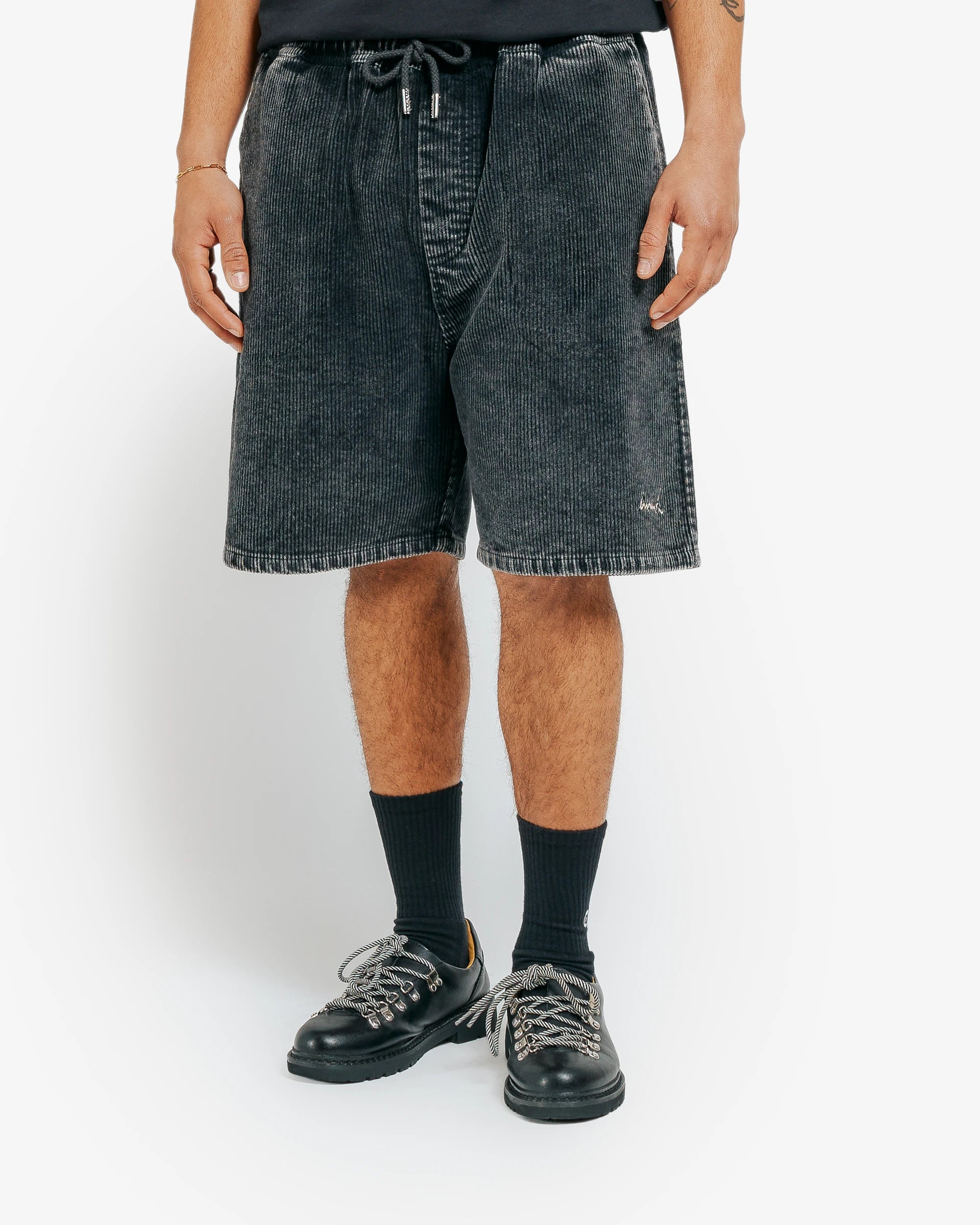 100% cotton corduroy with a soft texture and washed treatment throughout the fabric
Loose, relaxed unisex fit
Elastic waistband with adjustable drawcord for comfort
Water-repellent finish
EMENTA signature embroidered on the front
Ikon logo embroidered on the back pocket
Made in Portugal