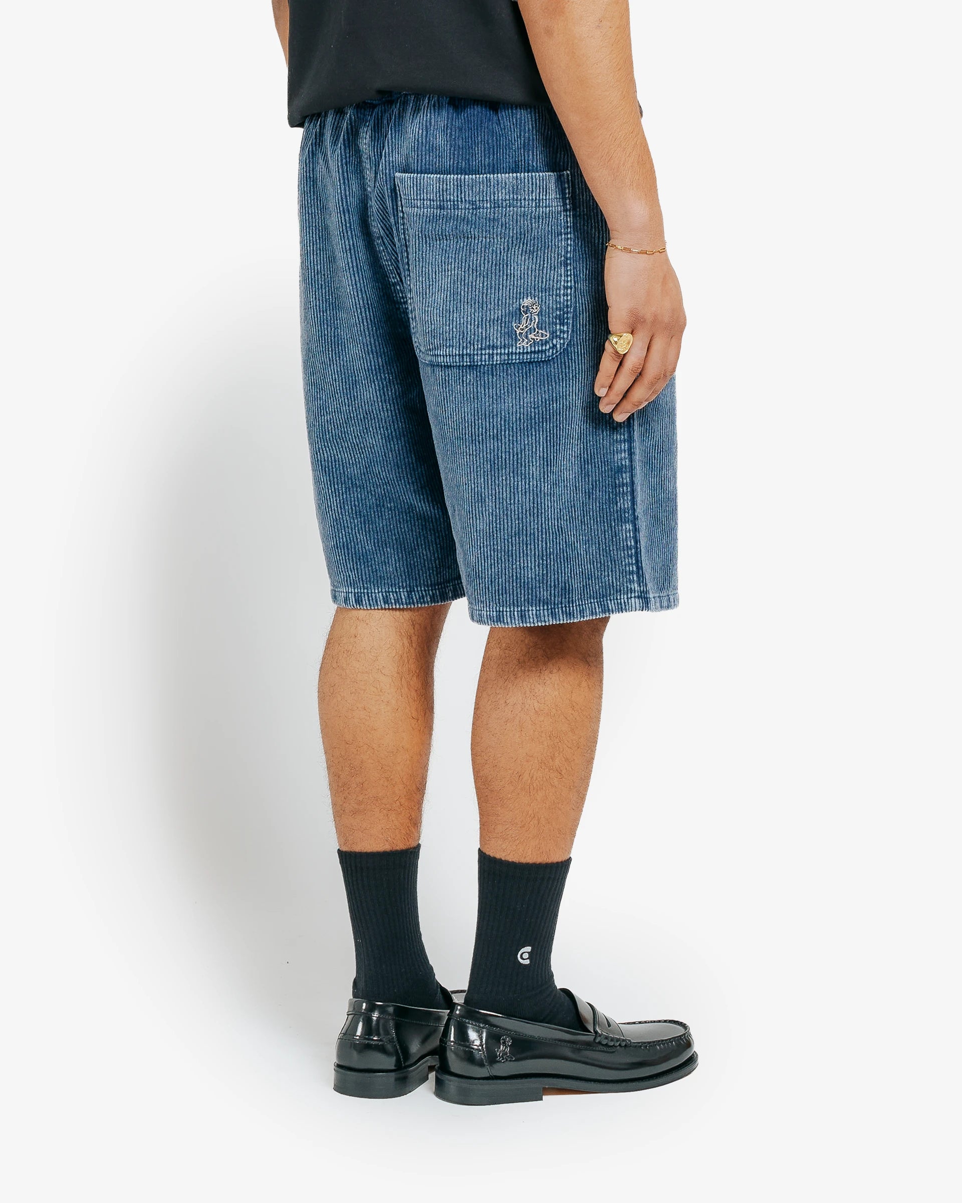 100% cotton corduroy with a soft texture and washed treatment throughout the fabric
Loose, relaxed unisex fit
Elastic waistband with adjustable drawcord for comfort
Water-repellent finish
EMENTA signature embroidered on the front
Ikon logo embroidered on the back pocket
Made in Portugal