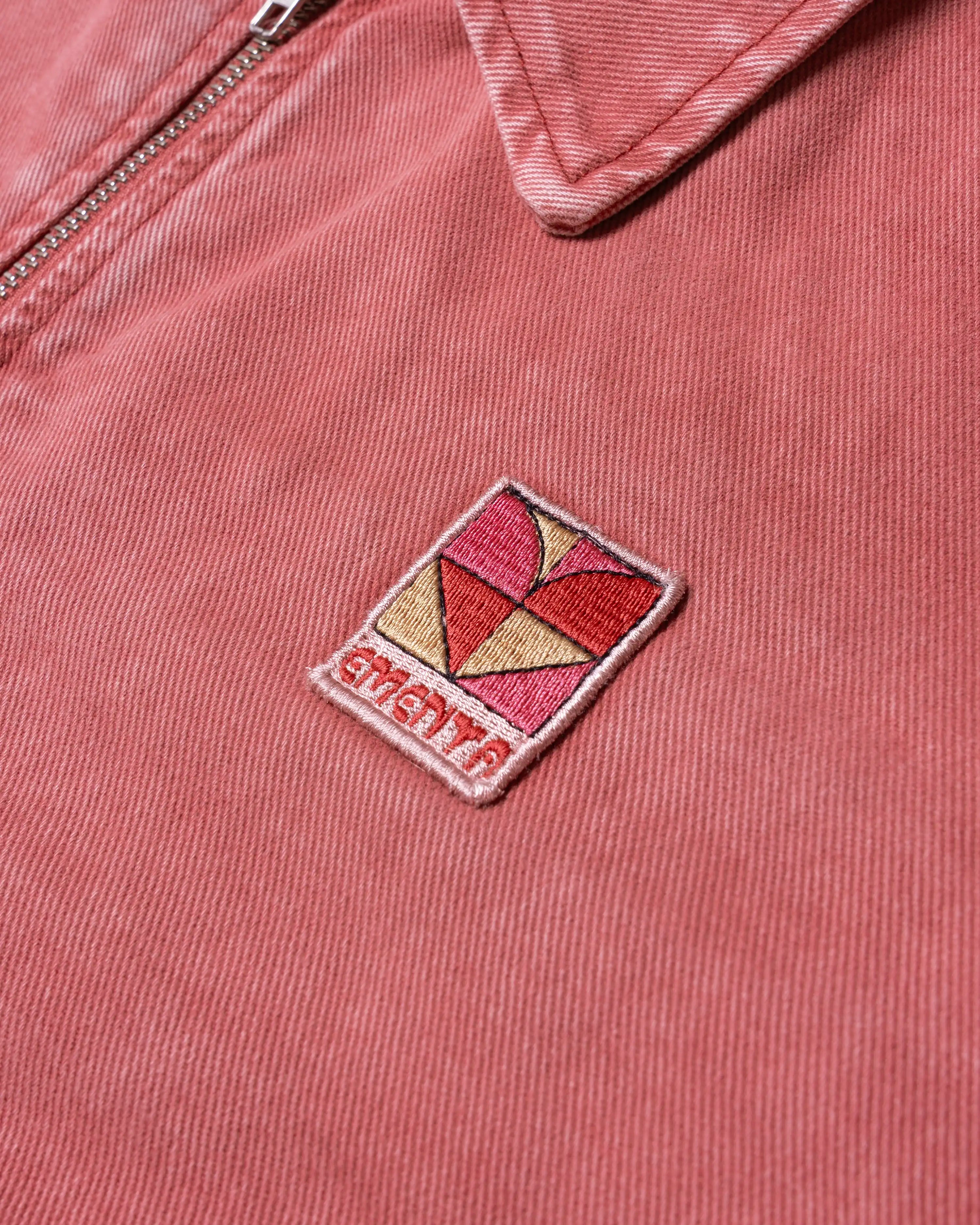 Cropped women's twill jacket with modern boxy fit
Signature "Moved by Friendship" motto subtly printed inside
Made in Portugal from 100% cotton twill
Distinct pink fade-out&nbsp;wash&nbsp;
Embroidered chest heart patch&nbsp;
Two front-hand pockets for everyday practicality
Hidden interior pocket for secure storage
Full metal zipper front closure&nbsp;
Classic pointed collar and reinforced topstitching
Made to be layered, styled, and lived in