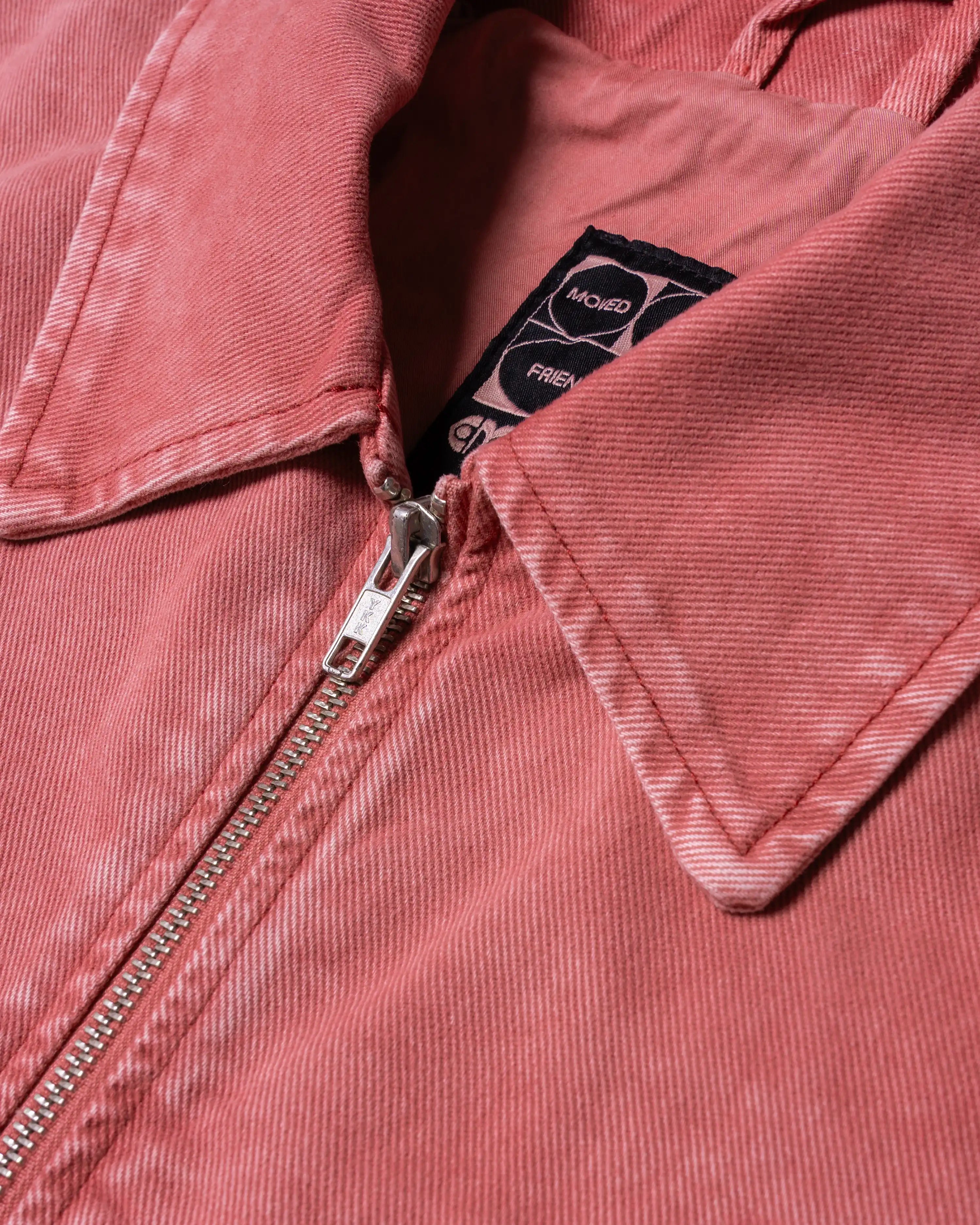 Cropped women's twill jacket with modern boxy fit
Signature "Moved by Friendship" motto subtly printed inside
Made in Portugal from 100% cotton twill
Distinct pink fade-out&nbsp;wash&nbsp;
Embroidered chest heart patch&nbsp;
Two front-hand pockets for everyday practicality
Hidden interior pocket for secure storage
Full metal zipper front closure&nbsp;
Classic pointed collar and reinforced topstitching
Made to be layered, styled, and lived in
